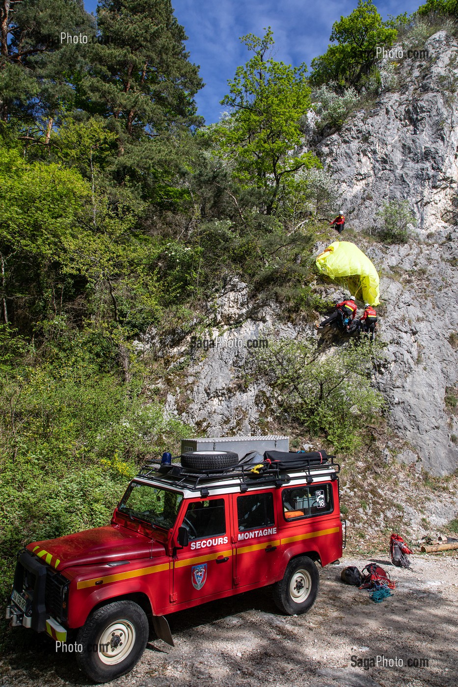INTERVENTION DE L'EQUIPE DE SECOURS EN MONTAGNE POUR LA CHUTE D'UN PARAPENTISTE DANS LA FORET DU CORNILLON AU DESSUS DU LAC DU BOURGET, LA CHAPELLE DU MONT-DU-CHAT (73), FRANCE 