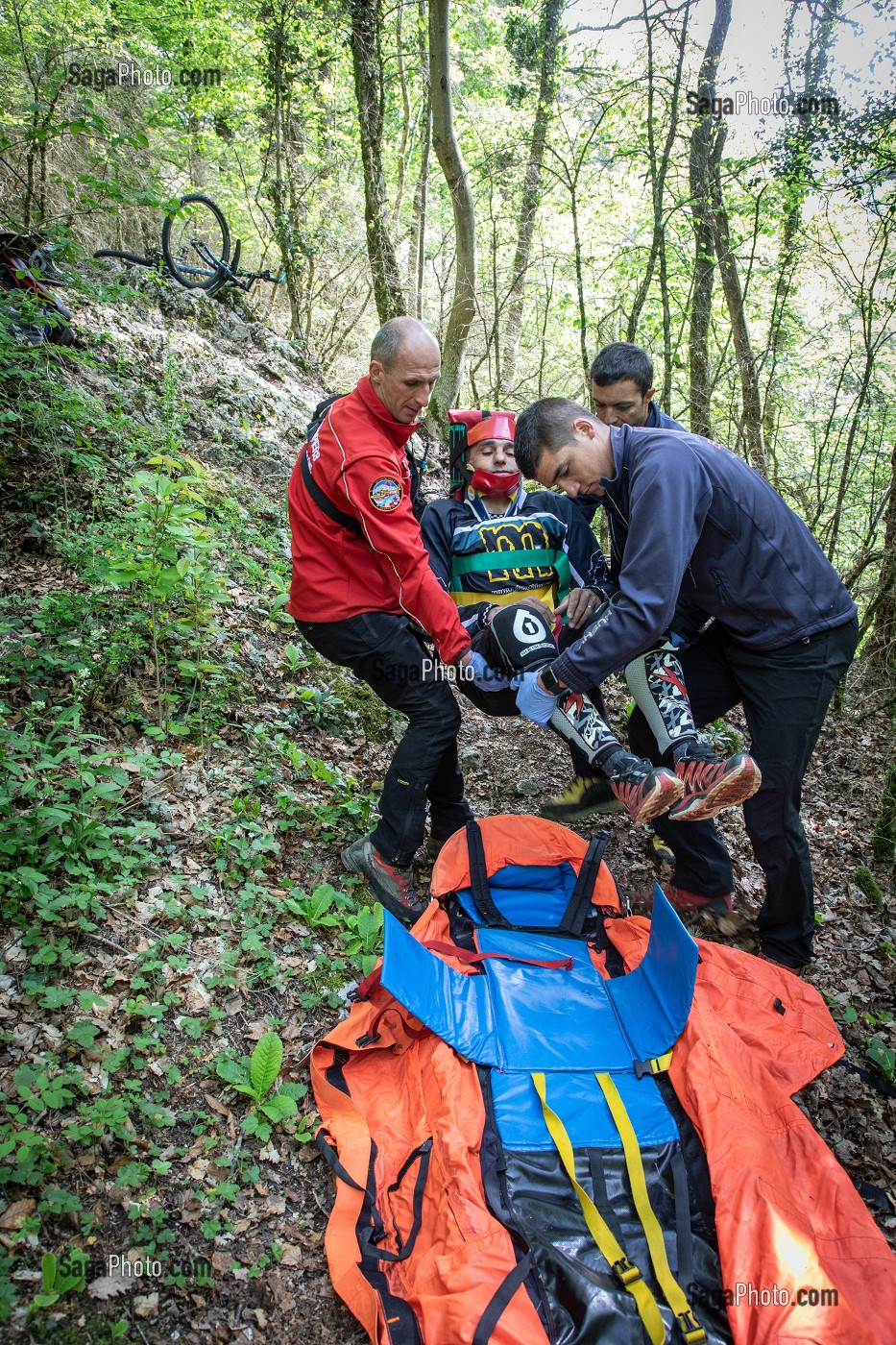 CONDITIONNEMENT DE LA VICTIME, INTERVENTION DE L'EQUIPE DE PREMIERE INTERVENTION SECOURS EN MONTAGNE POUR UNE CHUTE DE VTT AVEC SUSPICION DE FRACTURE A LA JAMBE, FORET DU CORNILLON AU DESSUS DU LAC DU BOURGET, LA CHAPELLE DU MONT-DU-CHAT (73), FRANCE 