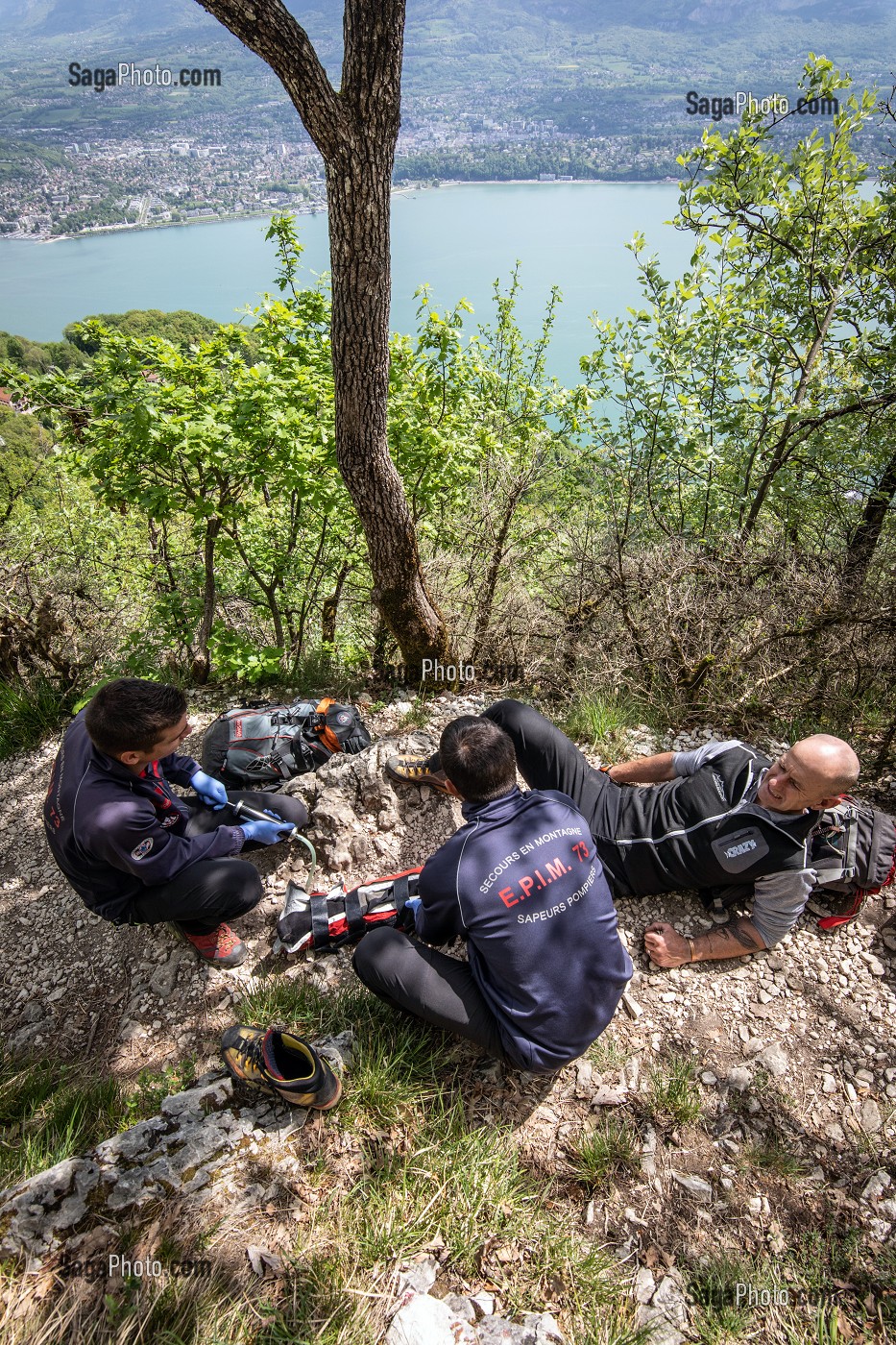 POSE D'UNE ATTELE, INTERVENTION DE L'EQUIPE DE PREMIERE INTERVENTION SECOURS EN MONTAGNE POUR UNE CHUTE AVEC ENTORSE A LA CHEVILLE SUR LE CHEMIN DE RANDONNEE DANS LA FORET DU CORNILLON AU DESSUS DU LAC DU BOURGET, LA CHAPELLE DU MONT-DU-CHAT (73), FRANCE 