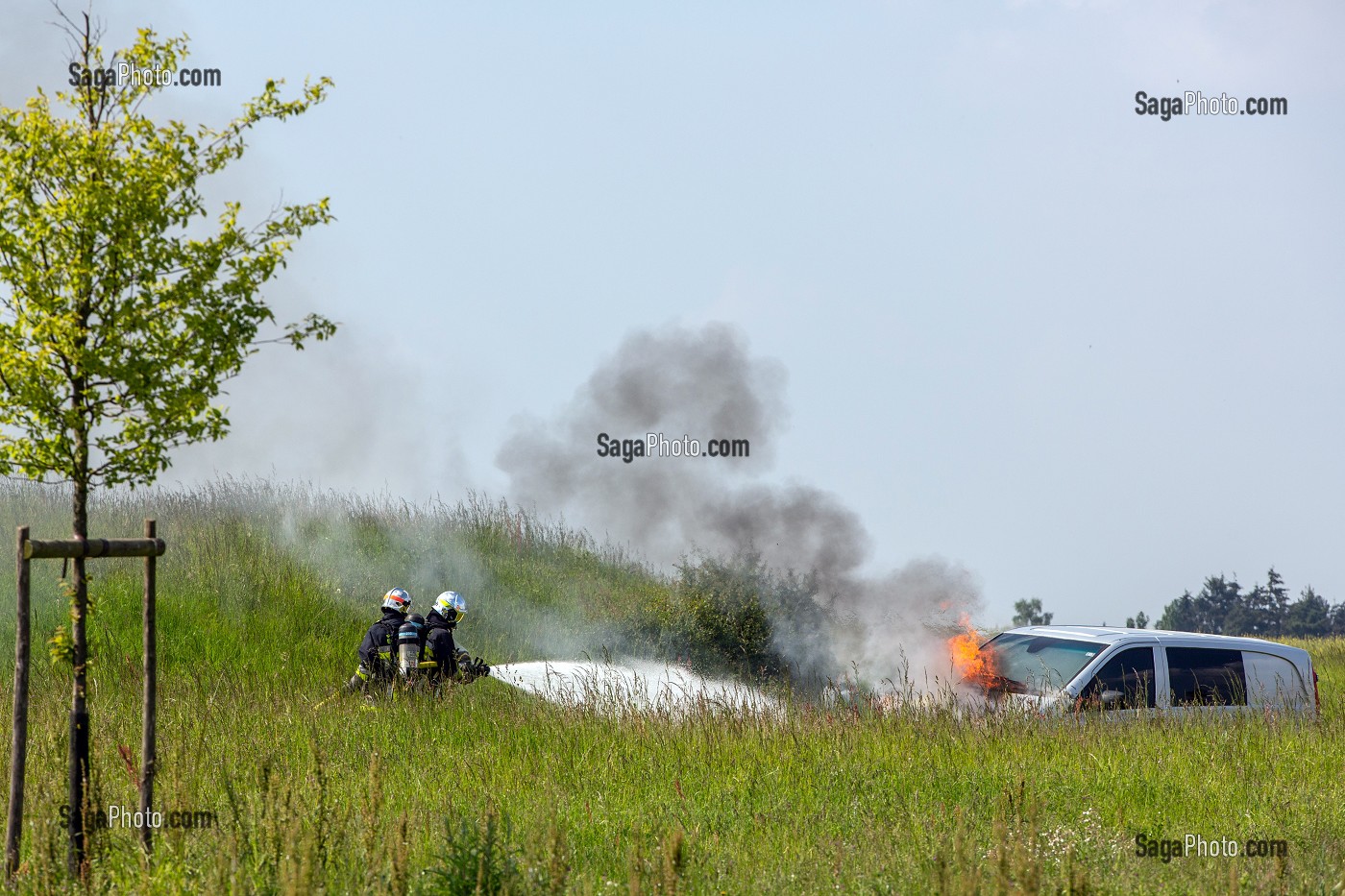 EXTINCTION D'UN FEU DE VOITURE DANS LA CAMPAGNE PAR UN BINOME DE SAPEURS-POMPIERS, CHARTRES, EURE-ET-LOIR (28), FRANCE