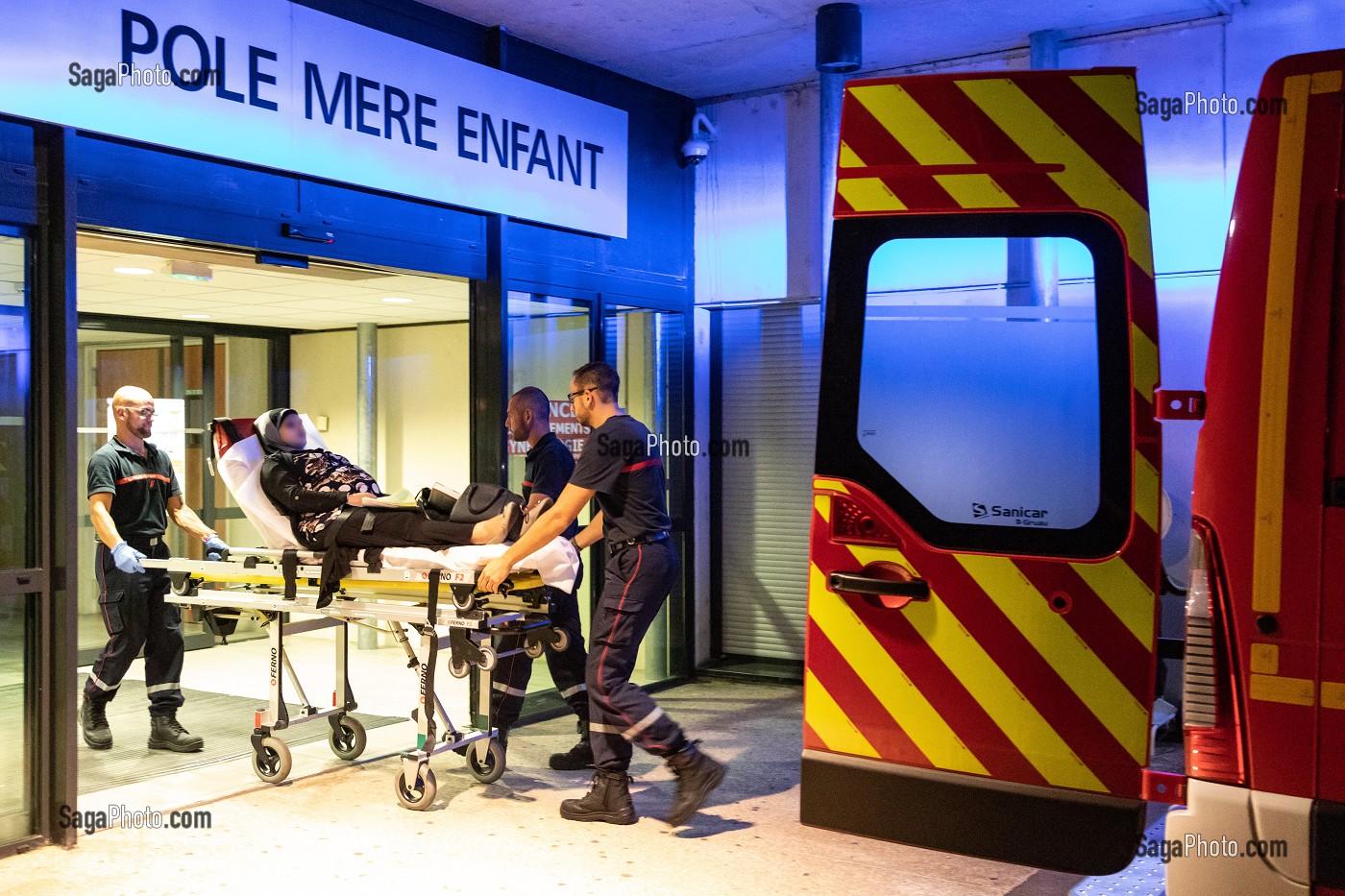 TRANSPORT A LA MATERNITE, POLE MERE-ENFANT, INTERVENTION POUR UNE FEMME ENCEINTE PRETE A ACCOUCHER, CENTRE DE SECOURS PRINCIPAL DE BOURG-EN-BRESSE (01), FRANCE 