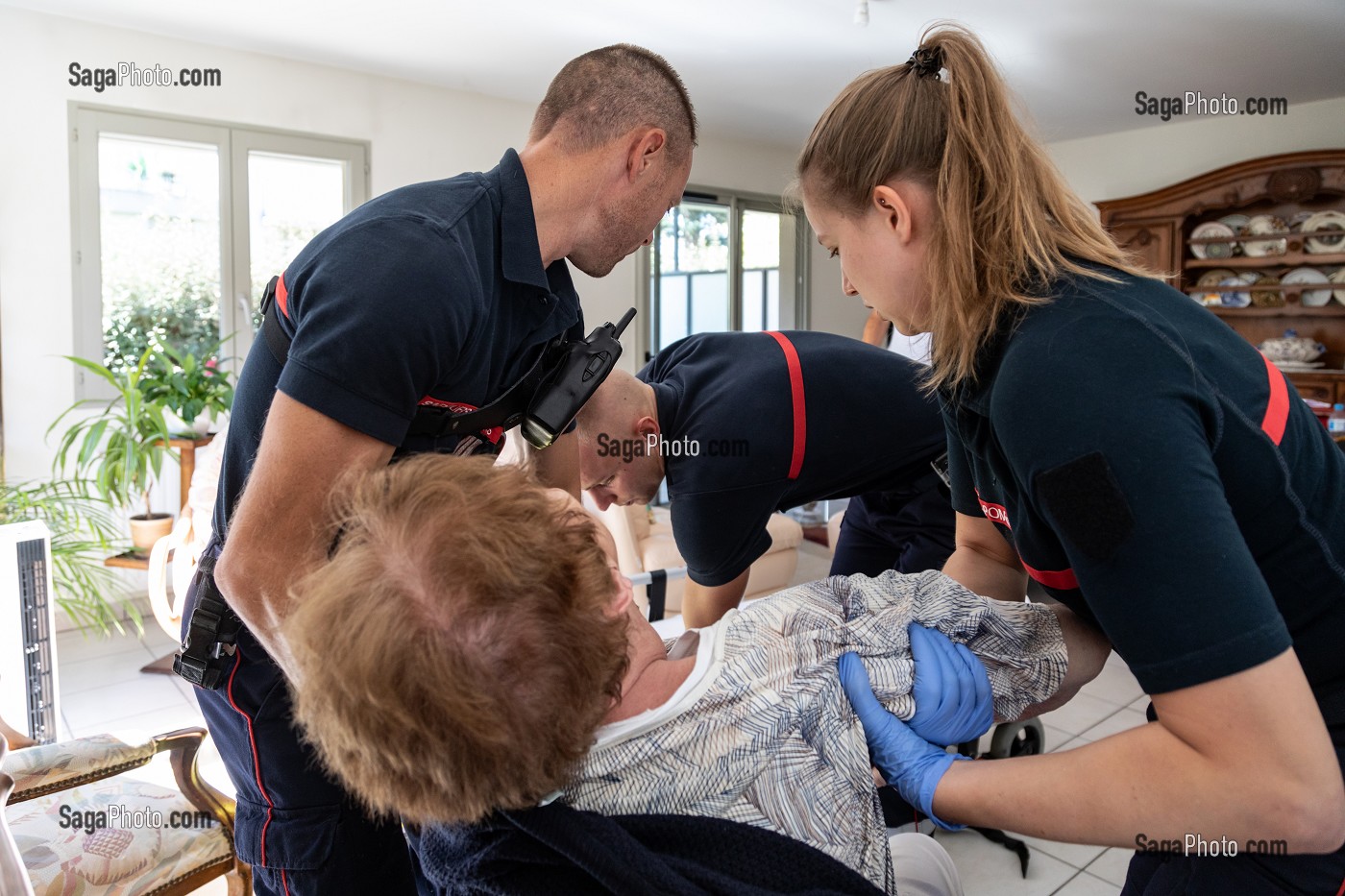CONDITIONNEMENT DE VICTIME, INTERVENTION AVEC LES SAPEURS-POMPIERS POUR UNE VIEILLE DAME INCONSCIENTE A DOMICILE, CENTRE DE SECOURS PRINCIPAL DE BOURG-EN-BRESSE (01), FRANCE 