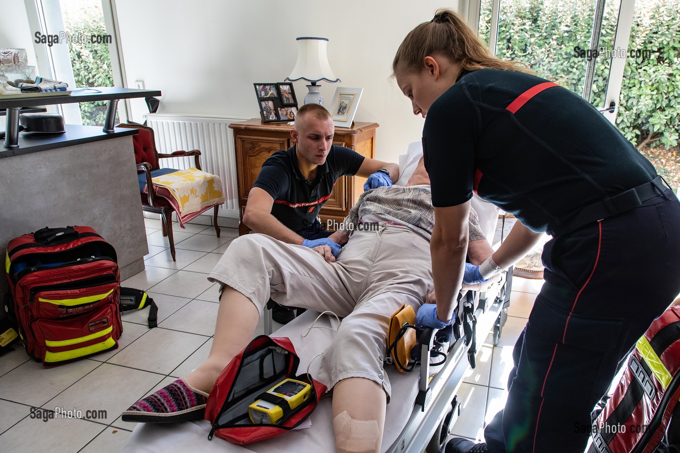PRISE DE TENSION ARTERIELLE, INTERVENTION AVEC LES SAPEURS-POMPIERS POUR UNE VIEILLE DAME INCONSCIENTE A DOMICILE, CENTRE DE SECOURS PRINCIPAL DE BOURG-EN-BRESSE (01), FRANCE 