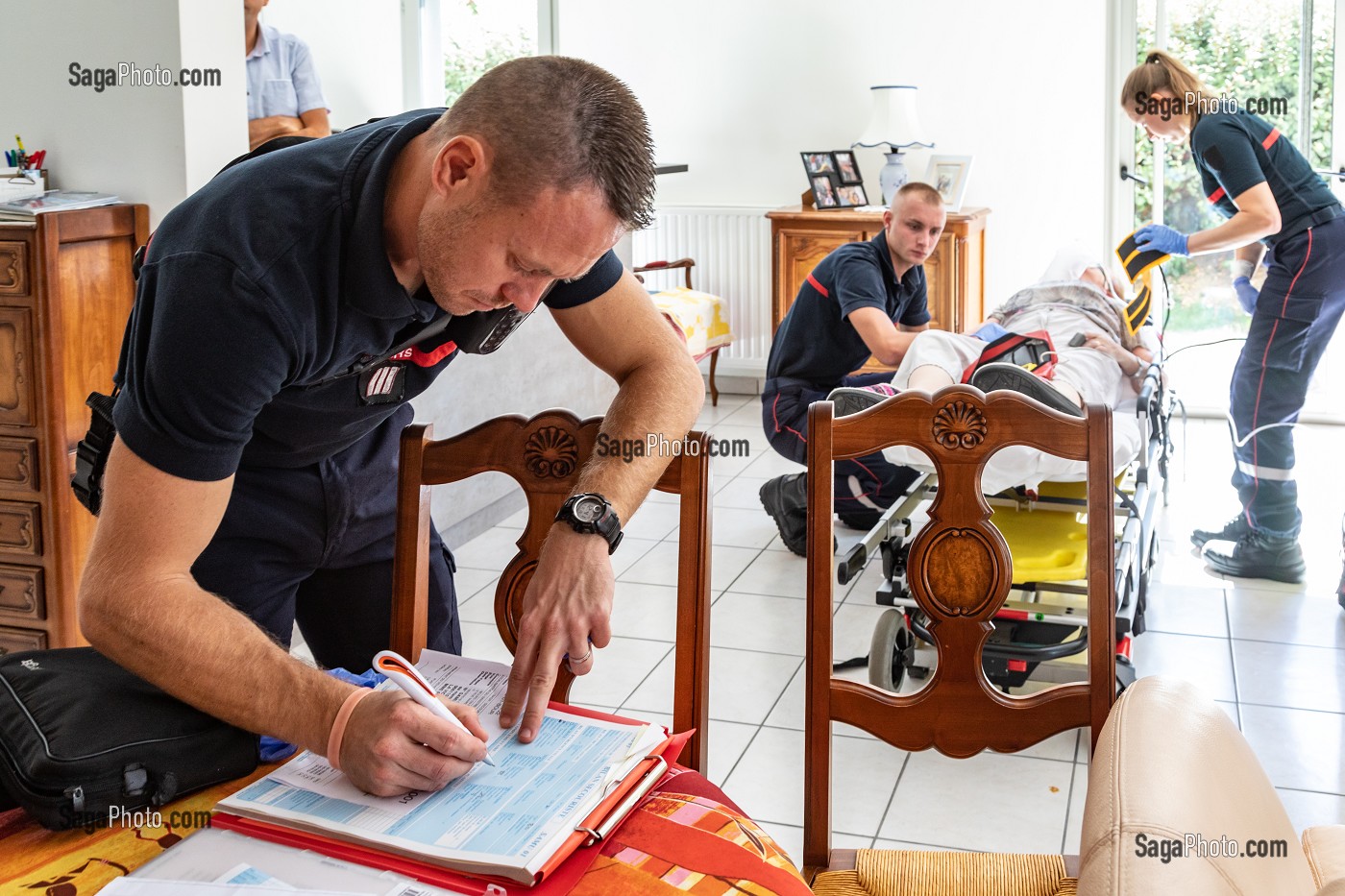 CHEF D'AGRES POUR LE BILAN MEDICAL, INTERVENTION AVEC LES SAPEURS-POMPIERS POUR UNE VIEILLE DAME INCONSCIENTE A DOMICILE, CENTRE DE SECOURS PRINCIPAL DE BOURG-EN-BRESSE (01), FRANCE 