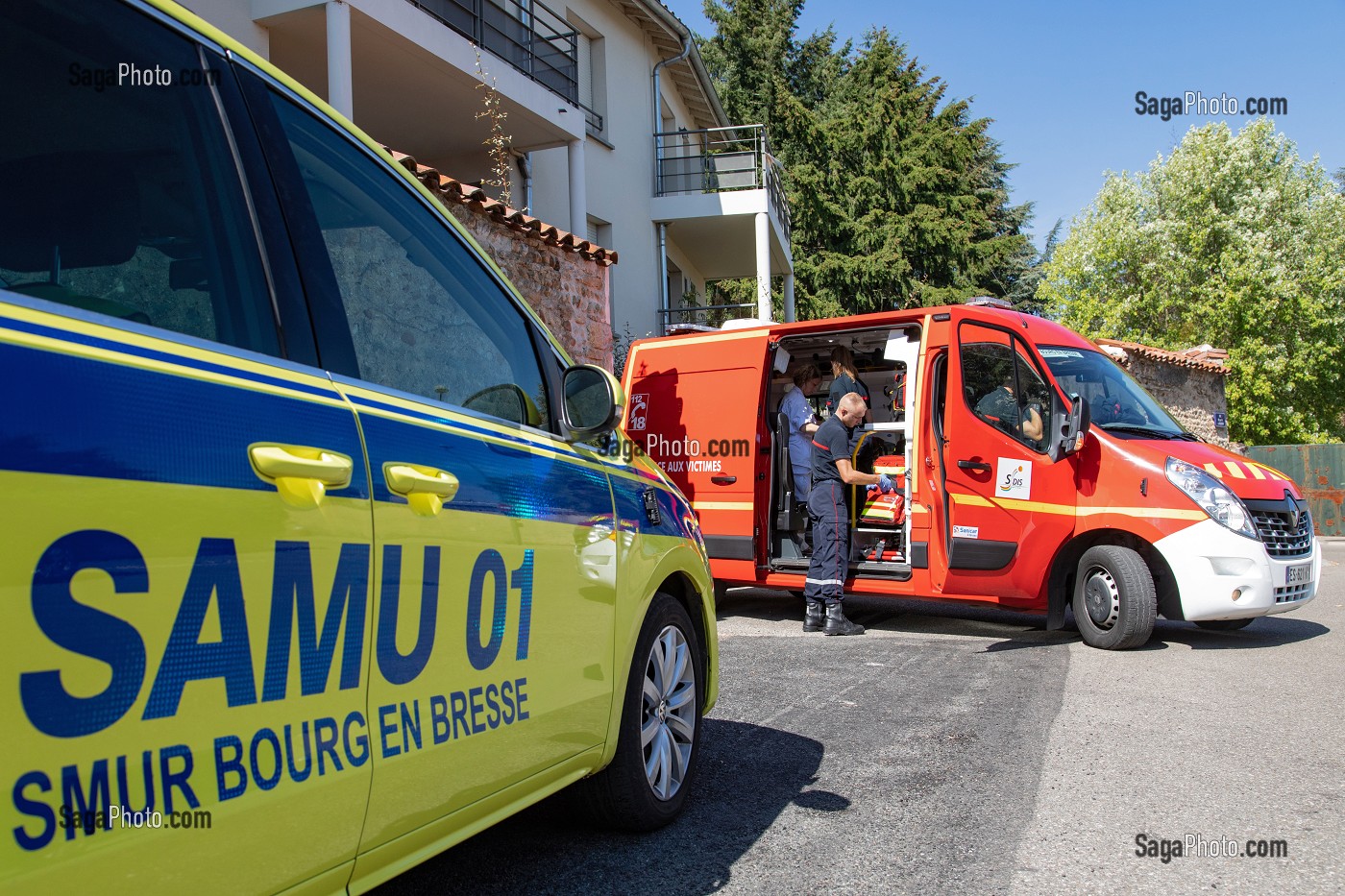 VEHICULE D'URGENCE EN INTERVENTION, SAPEURS-POMPIERS ET SAMU POUR UNE VIEILLE DAME INCONSCIENTE A DOMICILE, CENTRE DE SECOURS PRINCIPAL DE BOURG-EN-BRESSE (01), FRANCE 