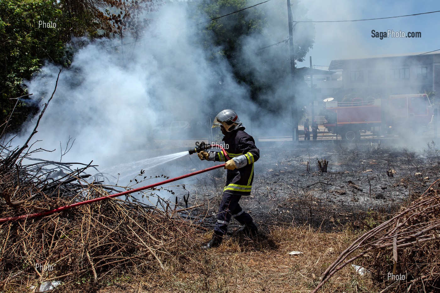 SAPEURS-POMPIERS EN INTERVENTION POUR UN FEU DE BROUSSAILLES EN CENTRE VILLE, CAYENNE, GUYANE FRANCAISE, DEPARTEMENT-REGION D'OUTRE-MER, AMERIQUE DU SUD, FRANCE 