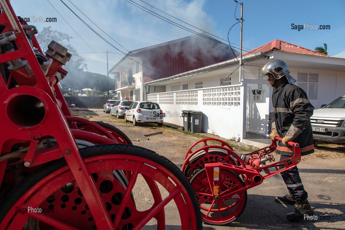 DEVIDOIR DE TUYAUX, SAPEURS-POMPIERS EN INTERVENTION POUR UN FEU DE MAISON EN CENTRE VILLE, CAYENNE, GUYANE FRANCAISE, DEPARTEMENT-REGION D'OUTRE-MER, AMERIQUE DU SUD, FRANCE