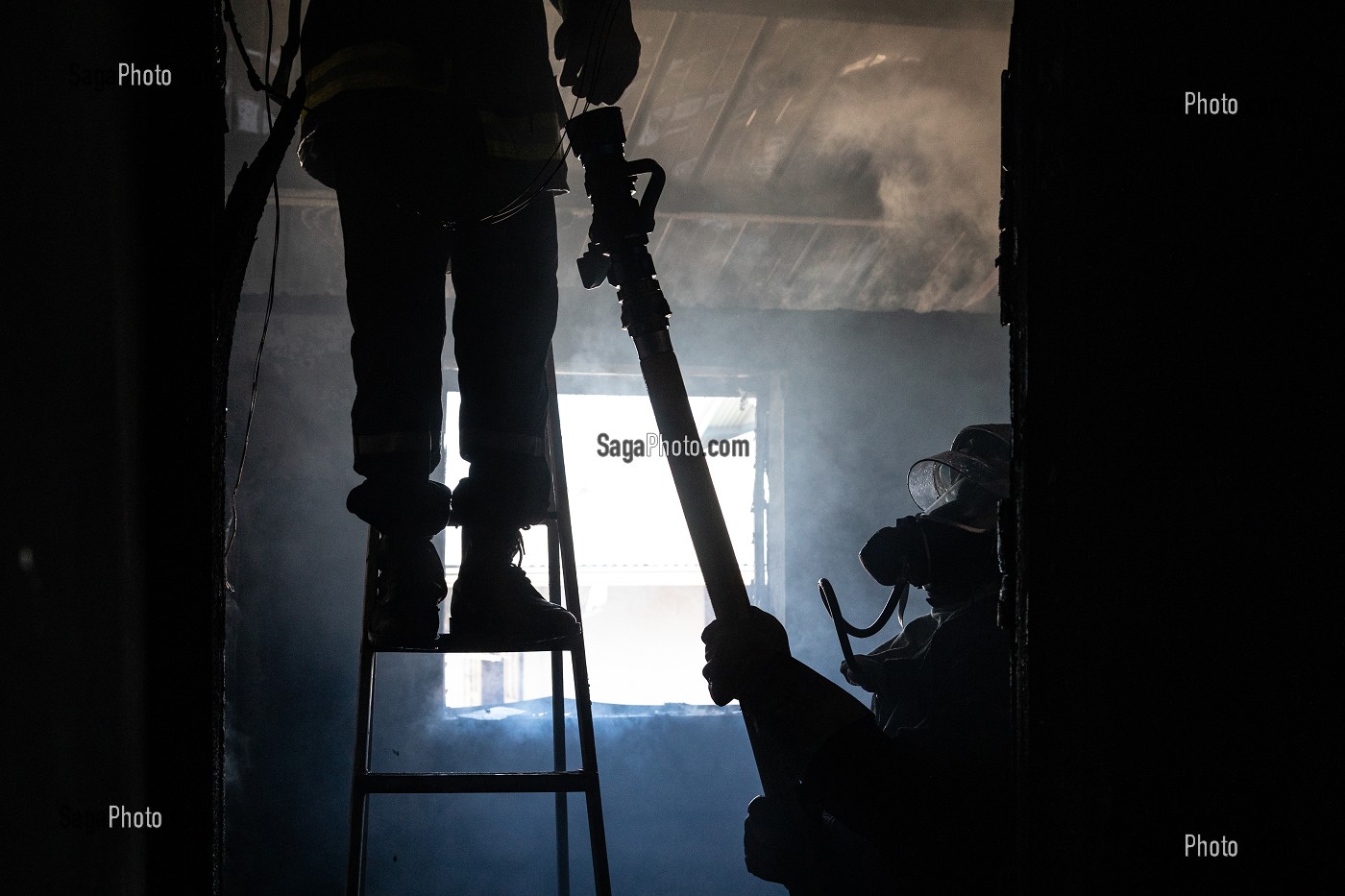 SAPEURS-POMPIERS EN INTERVENTION POUR UN FEU DE MAISON EN CENTRE VILLE, CAYENNE, GUYANE FRANCAISE, DEPARTEMENT-REGION D'OUTRE-MER, AMERIQUE DU SUD, FRANCE 