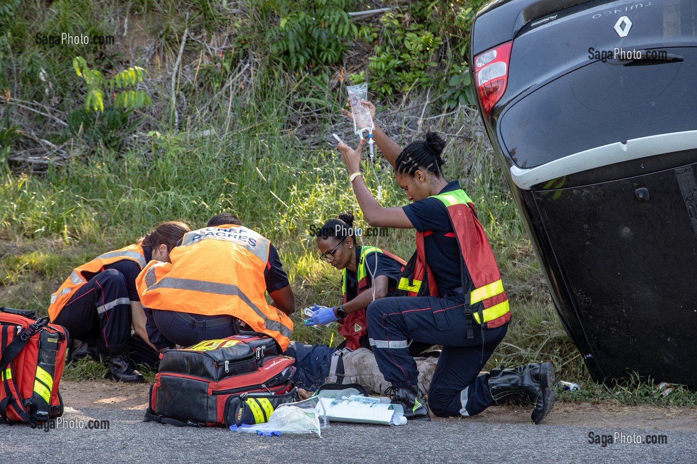 SAPEURS-POMPIERS AVEC LES INFIRMIERS DU SSSM SUR UN ACCIDENT DE VOITURE SUR LA VOIE PUBLIQUE, CAYENNE, GUYANE FRANCAISE, DEPARTEMENT-REGION D'OUTRE-MER, AMERIQUE DU SUD, FRANCE 