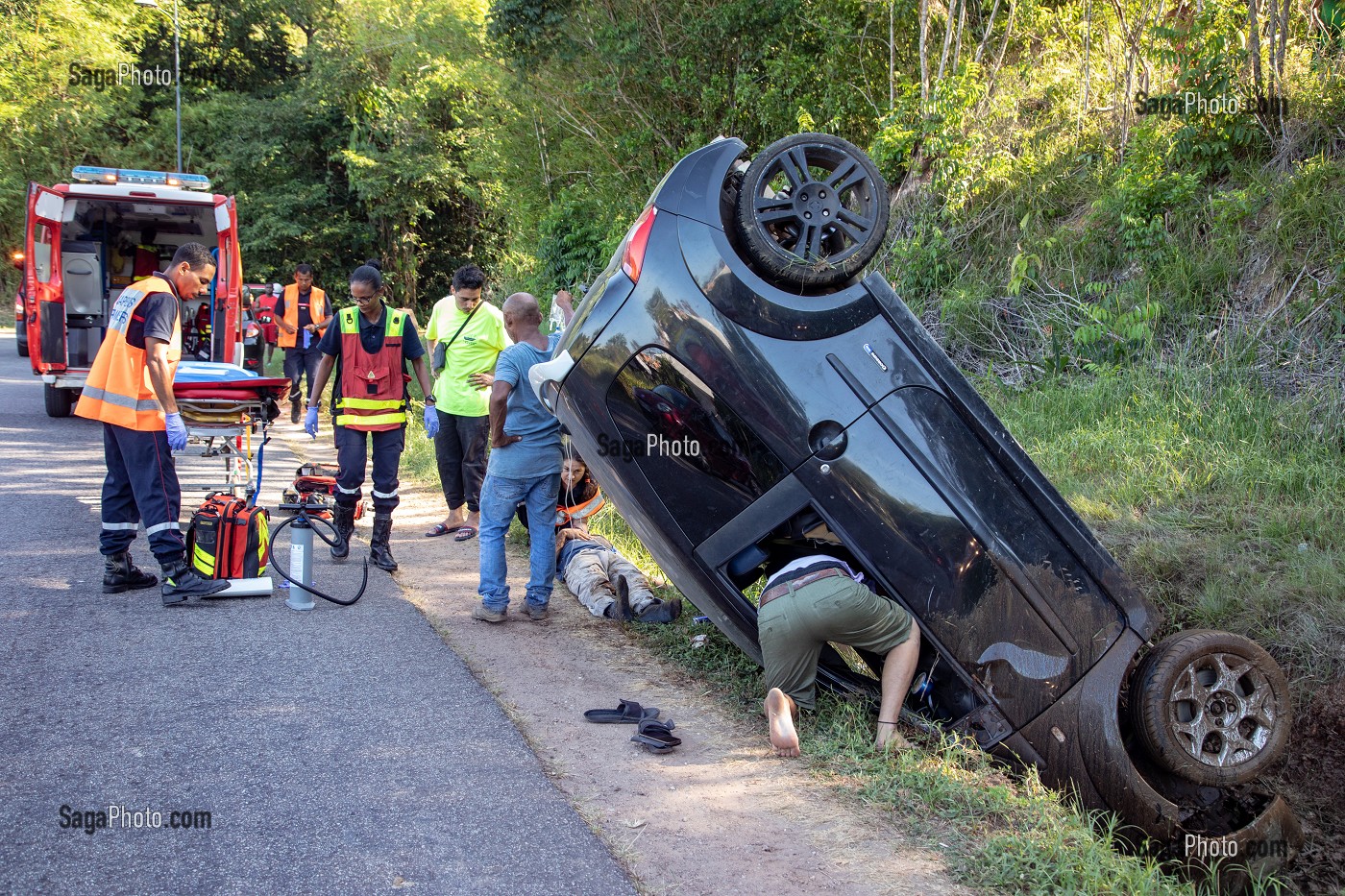 SAPEURS-POMPIERS AVEC LES INFIRMIERS DU SSSM SUR UN ACCIDENT DE VOITURE SUR LA VOIE PUBLIQUE, CAYENNE, GUYANE FRANCAISE, DEPARTEMENT-REGION D'OUTRE-MER, AMERIQUE DU SUD, FRANCE 