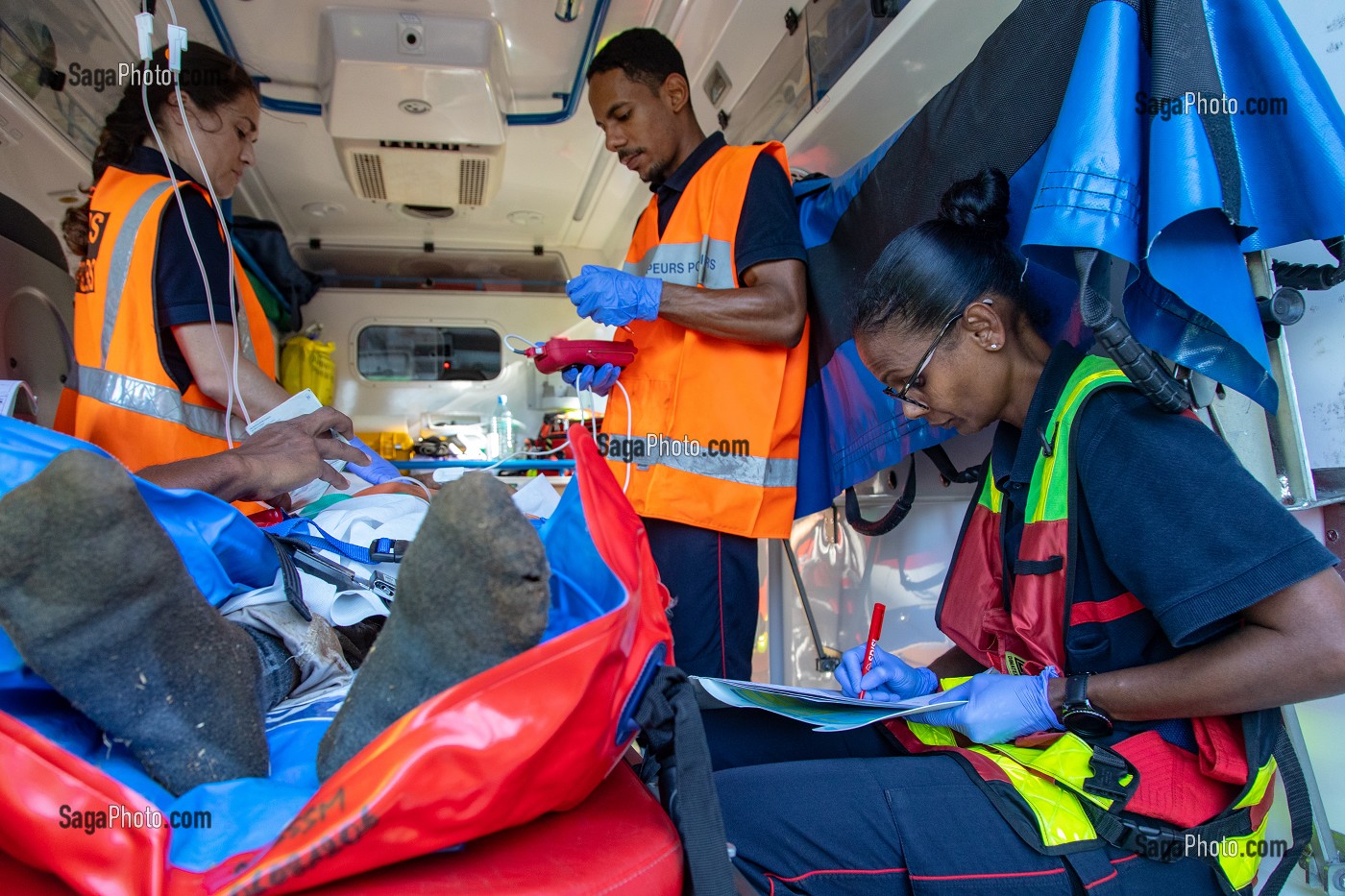 SAPEURS-POMPIERS AVEC LES INFIRMIERS DU SSSM SUR UN ACCIDENT DE VOITURE SUR LA VOIE PUBLIQUE, CAYENNE, GUYANE FRANCAISE, DEPARTEMENT-REGION D'OUTRE-MER, AMERIQUE DU SUD, FRANCE 