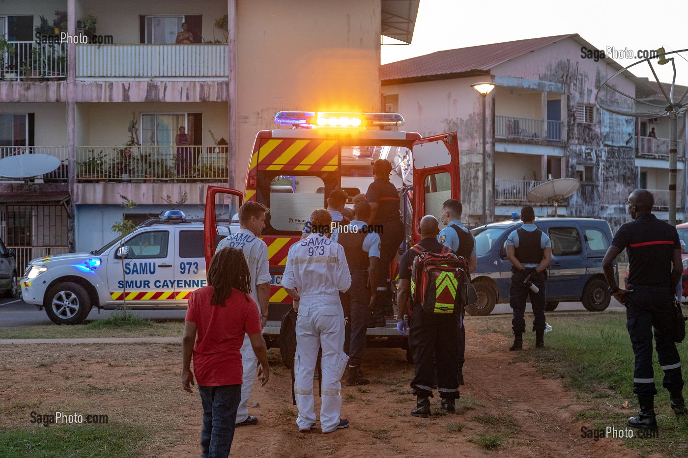 INTERVENTION DES SAPEURS-POMPIERS ET DE LA GENDARMERIE POUR UNE PERSONNE TRES AGITEE DANS UN QUARTIER DIFFICILE, CAYENNE, GUYANE FRANCAISE, DEPARTEMENT-REGION D'OUTRE-MER, AMERIQUE DU SUD, FRANCE 