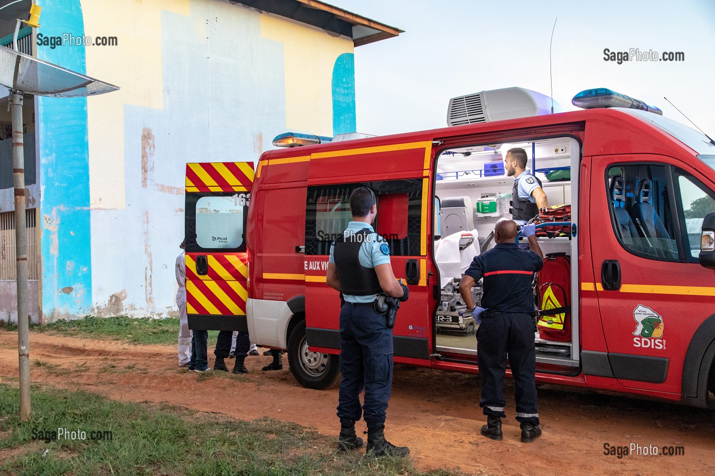 INTERVENTION DES SAPEURS-POMPIERS ET DE LA GENDARMERIE POUR UNE PERSONNES TRES AGITEE DANS UN QUARTIER DIFFICILE, CAYENNE, GUYANE FRANCAISE, DEPARTEMENT-REGION D'OUTRE-MER, AMERIQUE DU SUD, FRANCE 