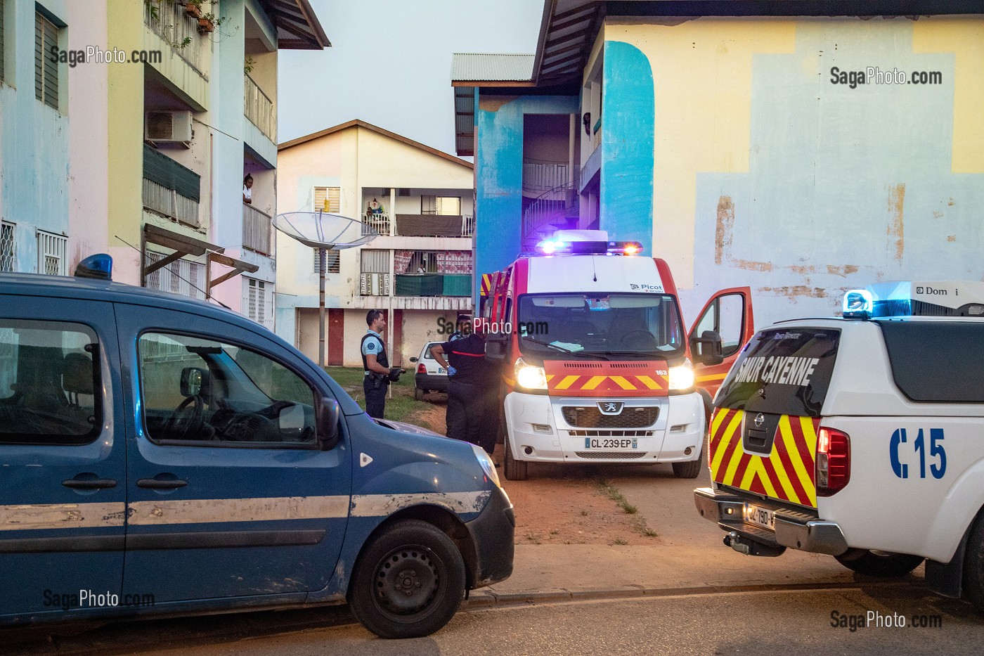 INTERVENTION DES SAPEURS-POMPIERS ET DE LA GENDARMERIE POUR UNE PERSONNES TRES AGITEE DANS UN QUARTIER DIFFICILE, CAYENNE, GUYANE FRANCAISE, DEPARTEMENT-REGION D'OUTRE-MER, AMERIQUE DU SUD, FRANCE 