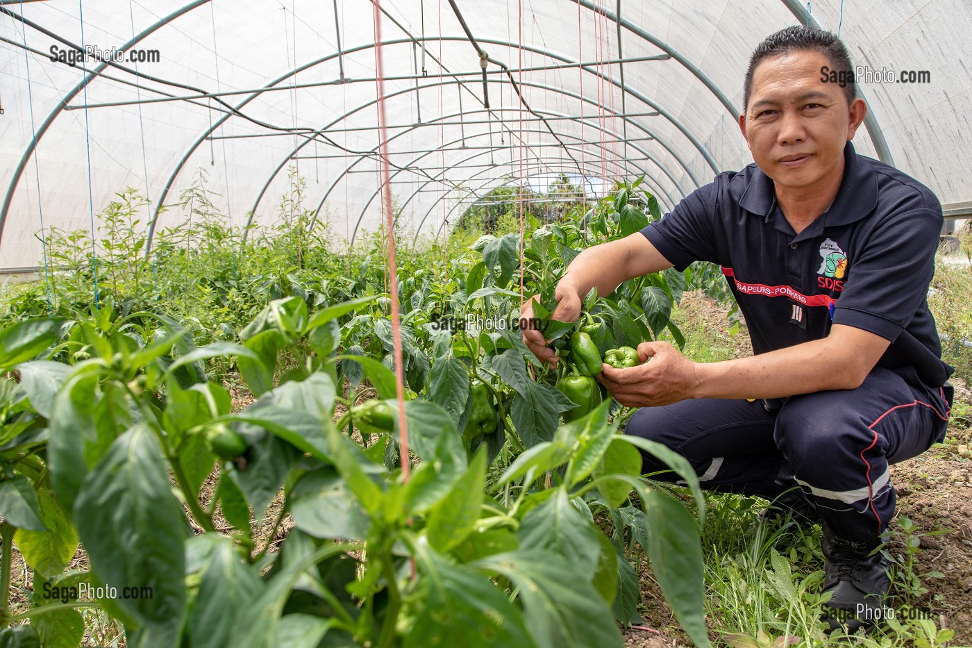 SAPEUR-POMPIER VOLONTAIRE HMONG, AGRICULTEUR SOUS SES SERRES, CENTRE DE SECOURS DE CACAO, GUYANE FRANCAISE, DEPARTEMENT-REGION D'OUTRE-MER, AMERIQUE DU SUD, FRANCE