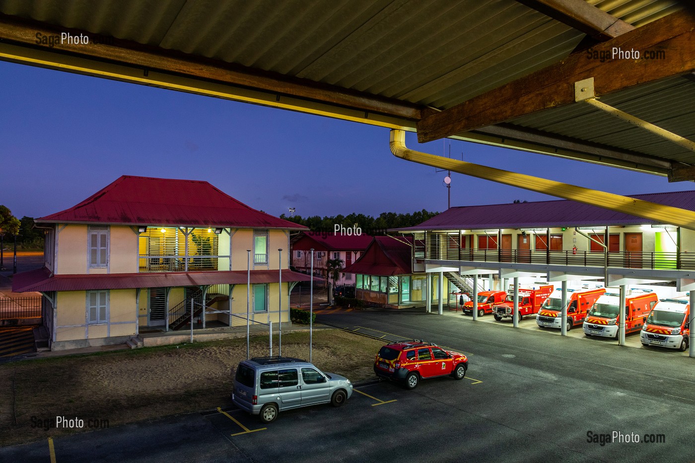 CENTRE DE SECOURS DE KOUROU A LA TOMBEE DE LA NUIT, GUYANE FRANCAISE, DEPARTEMENT-REGION D'OUTRE-MER, AMERIQUE DU SUD, FRANCE 