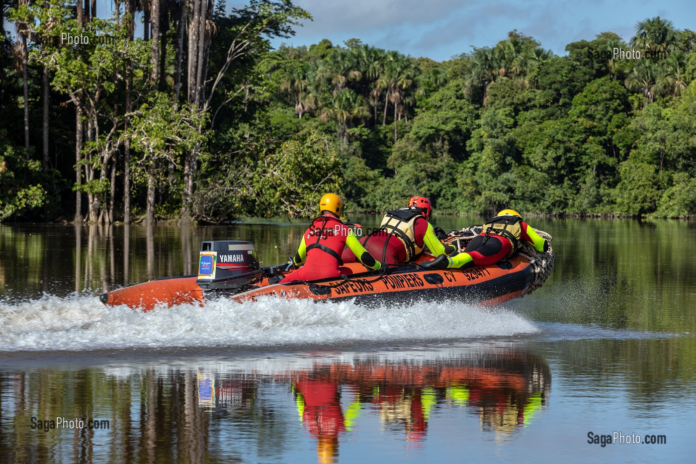 SECOURS AQUATIQUE AVEC L'EQUIPE SPECIALISEE SAV DU CENTRE DE SECOURS DE REMIRE-MONTJOLY, RIVIERE LA COMTE, GUYANE FRANCAISE, DEPARTEMENT-REGION D'OUTRE-MER, AMERIQUE DU SUD, FRANCE 