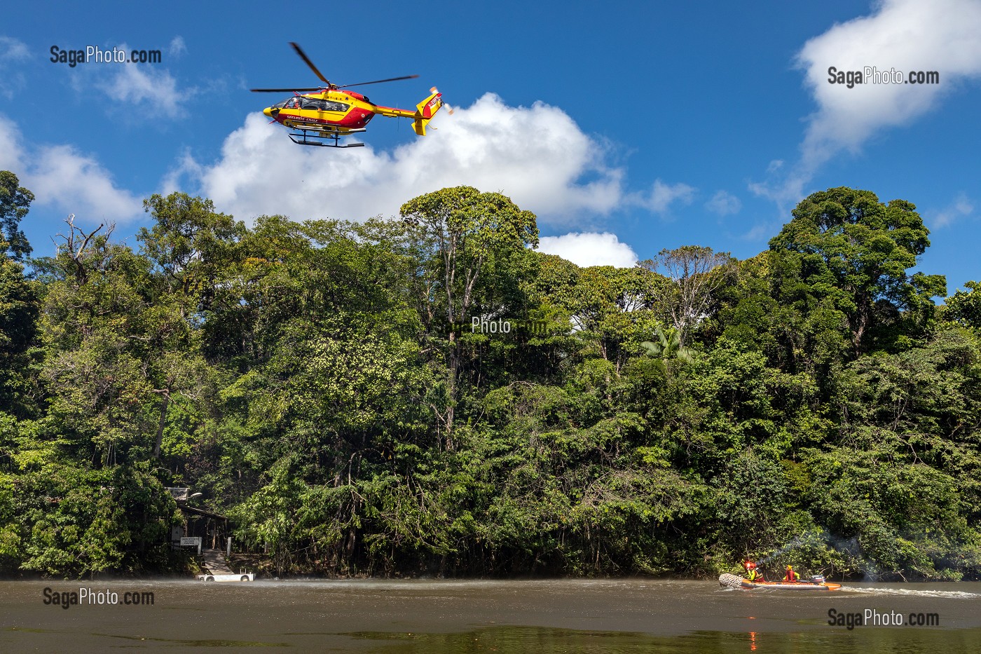 SECOURS AQUATIQUE AVEC L'EQUIPE SPECIALISEE SAV DU CENTRE DE SECOURS DE REMIRE-MONTJOLY ET HELICOPTERE DE LA SECURITE CIVILE, RIVIERE LA COMTE, GUYANE FRANCAISE, DEPARTEMENT-REGION D'OUTRE-MER, AMERIQUE DU SUD, FRANCE 