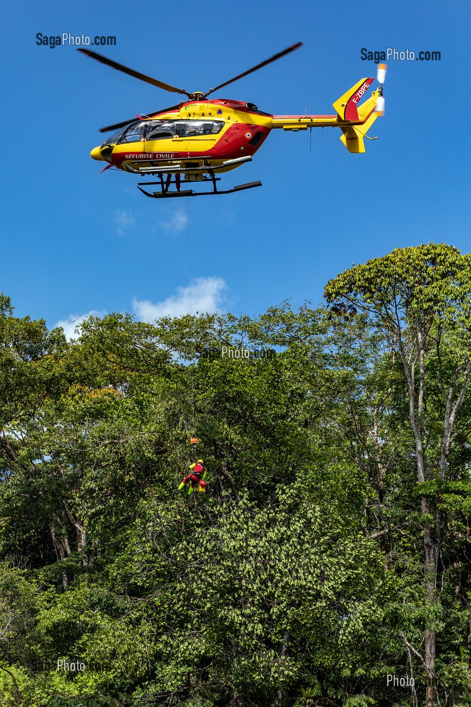 HELICOPTERE EC145 DE LA SECURITE CIVILE AU-DESSUS DE LA FORET AMAZONIENNE, RIVIERE LA COMTE, GUYANE FRANCAISE, DEPARTEMENT-REGION D'OUTRE-MER, AMERIQUE DU SUD, FRANCE 