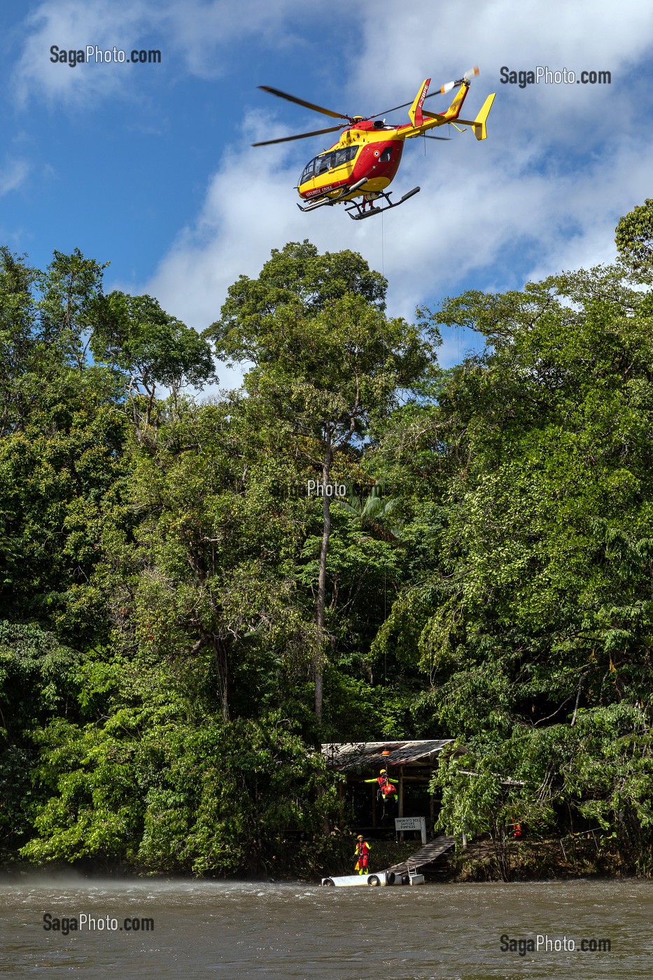 SECOURS AQUATIQUE AVEC L'EQUIPE SPECIALISEE SAV DU CENTRE DE SECOURS DE REMIRE-MONTJOLY ET HELICOPTERE DE LA SECURITE CIVILE, RIVIERE LA COMTE, GUYANE FRANCAISE, DEPARTEMENT-REGION D'OUTRE-MER, AMERIQUE DU SUD, FRANCE 