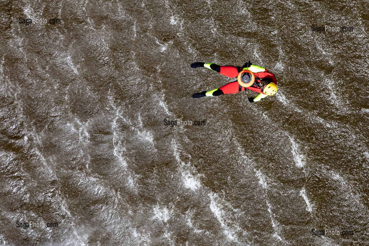 TREUILLAGE D'UN SECOURISTE HELIPORTE DEPUIS L'HELICOPTERE DE LA SECURITE CIVILE SUR LA RIVIERE LA COMTE, GUYANE FRANCAISE, DEPARTEMENT-REGION D'OUTRE-MER, AMERIQUE DU SUD, FRANCE 