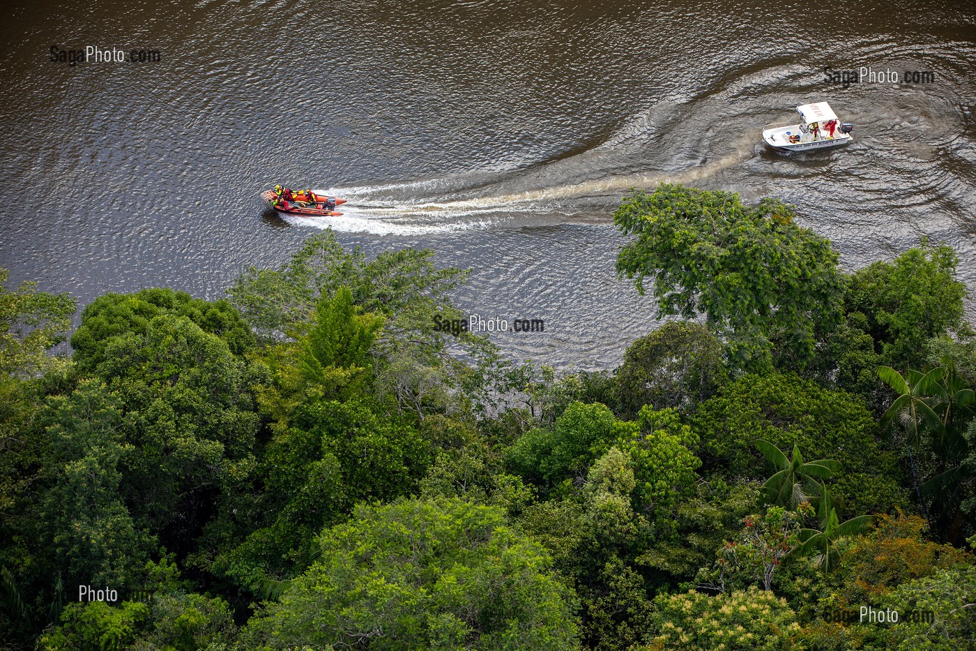 SECOURS AQUATIQUE AVEC L'EQUIPE SPECIALISEE SAV DU CENTRE DE SECOURS DE REMIRE-MONTJOLY, RIVIERE LA COMTE AU MILIEU DE LA FORET AMAZONIENNE, GUYANE FRANCAISE, DEPARTEMENT-REGION D'OUTRE-MER, AMERIQUE DU SUD, FRANCE 