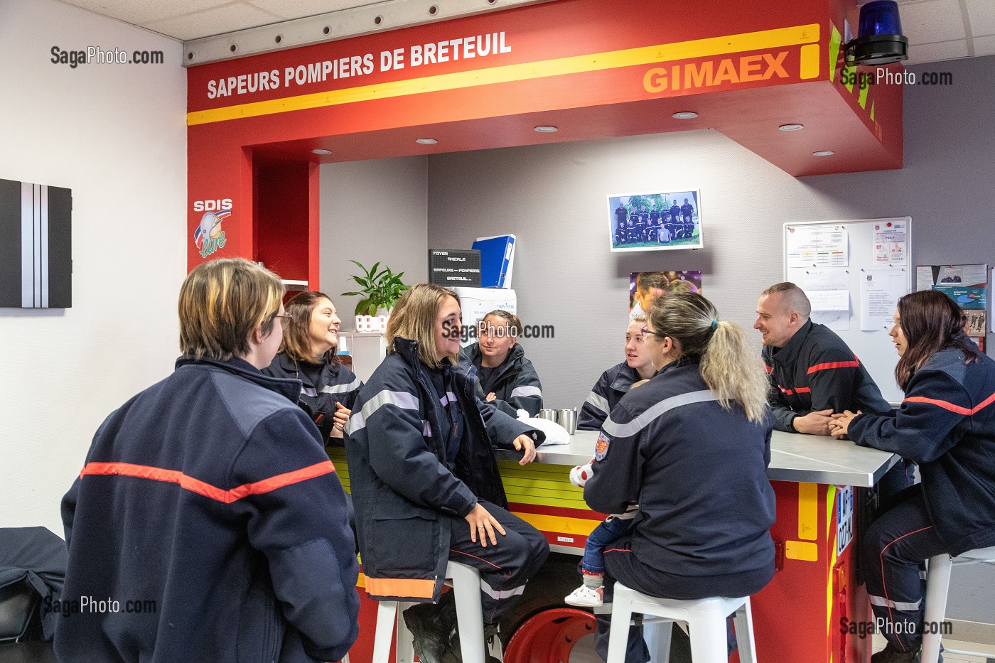 AMBIANCE FEMININE CHEZ LES SAPEURS-POMPIERS AU FOYER, CENTRE D'INCENDIE ET DE SECOURS DE BRETEUIL-SUR-ITON (27), FRANCE 