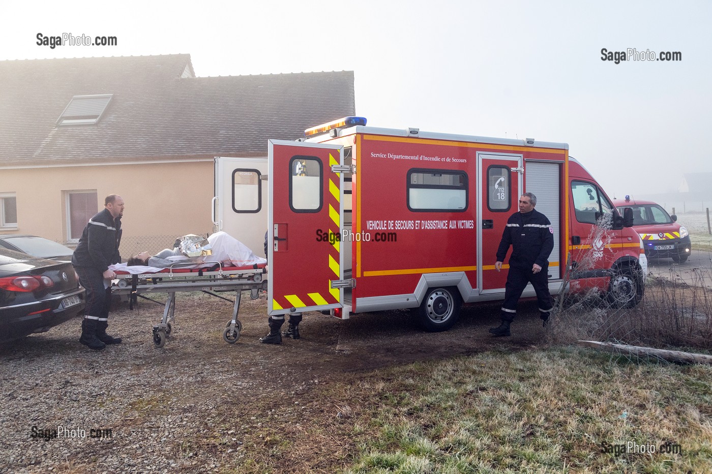 SECOURS AVEC LES SAPEURS-POMPIERS POUR UN FEMME ENCEINTE SUR LE POINT D'ACCOUCHER A SON DOMICILE, ALENCON (61), FRANCE 