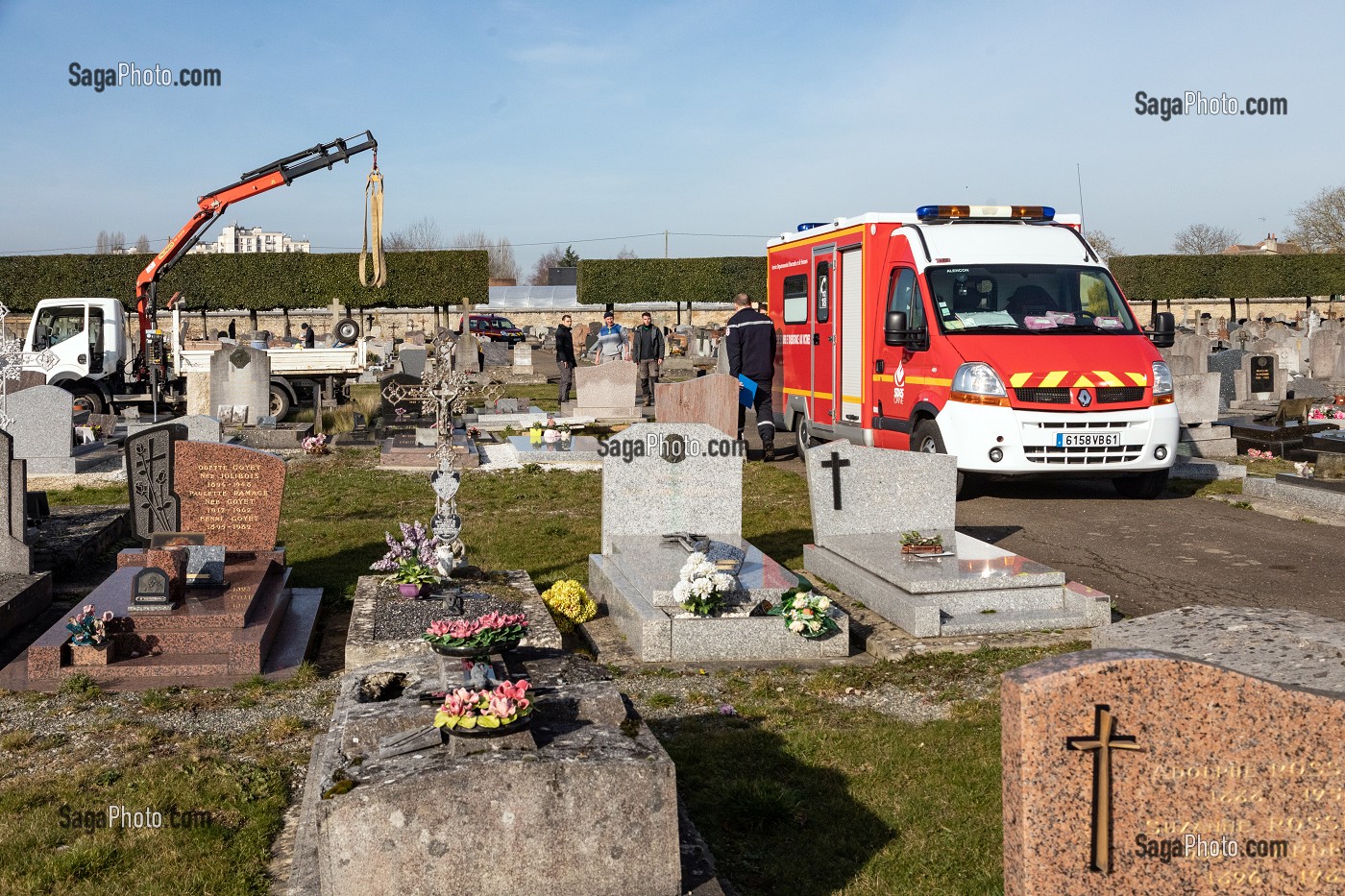 SECOURS AVEC LES SAPEURS-POMPIERS POUR UN EMPLOYE DE LA VILLE BLESSE DANS UN CIMETIERE, ALENCON (61), FRANCE 