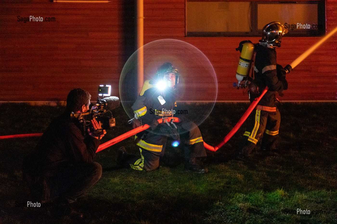 TOURNAGE PENDANT UNE INTERVENTION DES SAPEURS-POMPIERS POUR LE FEU DU GYMNASE DU COMPLEXE SPORTIF ANDRE JIDOUARD, ARGENTAN (61), FRANCE 