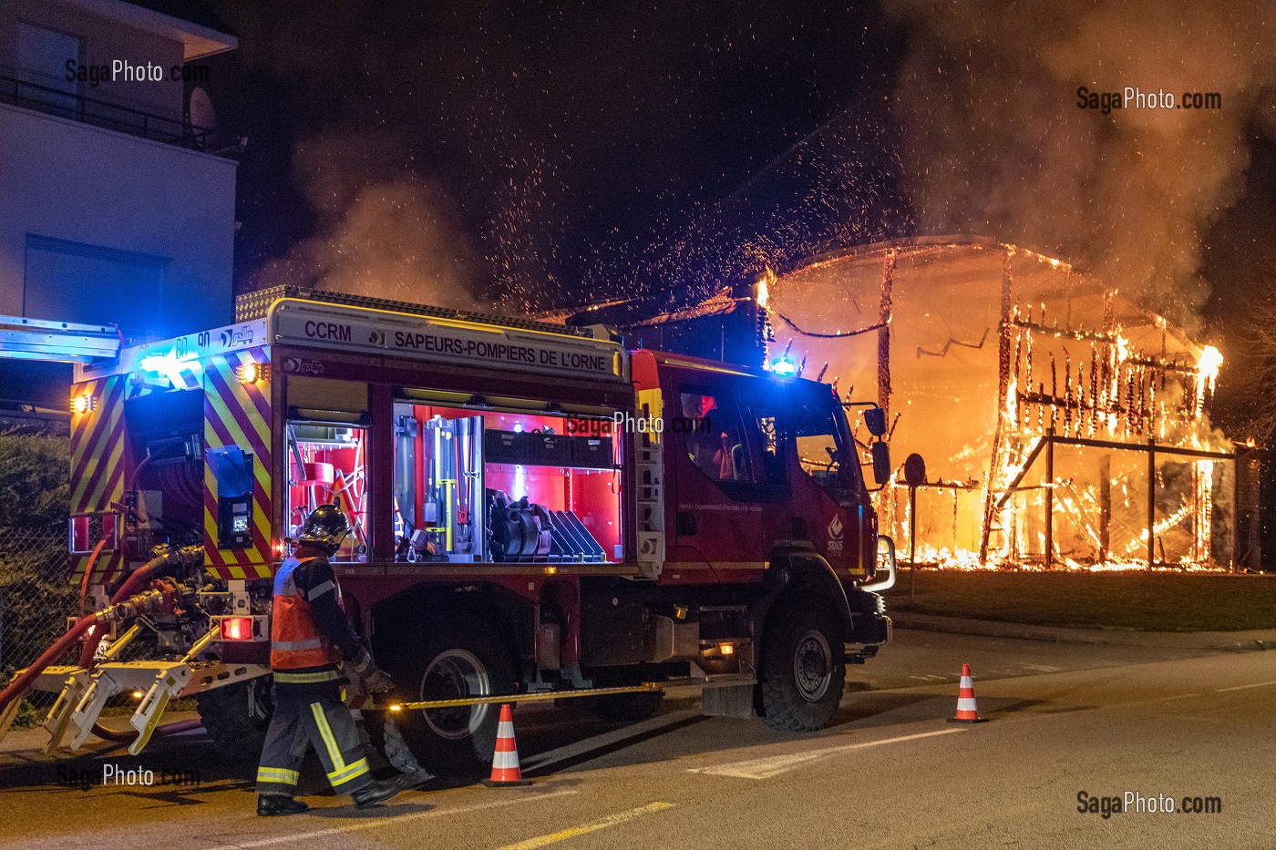 FPT DEVANT LE FEU, INTERVENTION DES SAPEURS-POMPIERS POUR LE FEU DU GYMNASE DU COMPLEXE SPORTIF ANDRE JIDOUARD, ARGENTAN (61), FRANCE 