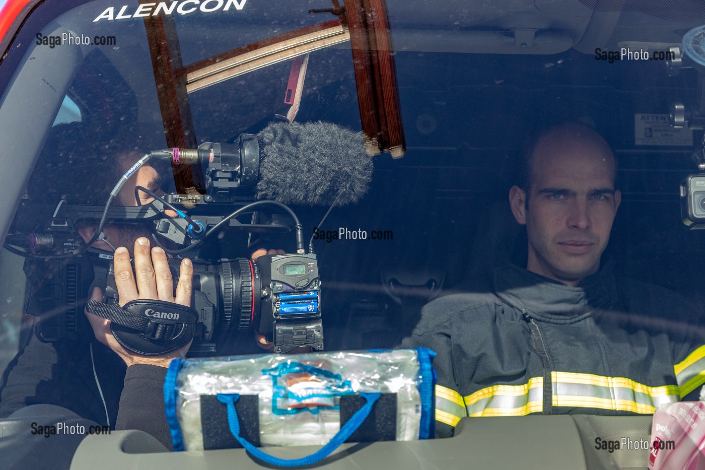 , IMMERSION AVEC LES SAPEURS-POMPIERS POUR LE TOURNAGE D'UN DOCUMENTAIRE TELEVISUEL, ENQUETE D'ACTION POUR W9 SUR LES SECOURS DE LA VILLE D'ALENCON (61), FRANCE 