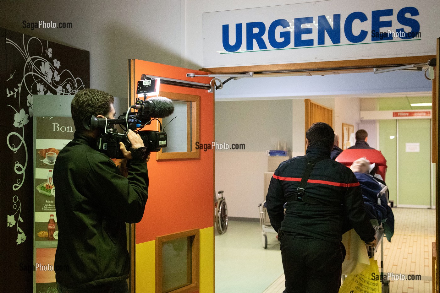 IMMERSION AUX URGENCES AVEC LES SAPEURS-POMPIERS POUR LE TOURNAGE D'UN DOCUMENTAIRE TELEVISUEL, ENQUETE D'ACTION POUR W9 SUR LES SECOURS DE LA VILLE D'ALENCON (61), FRANCE 