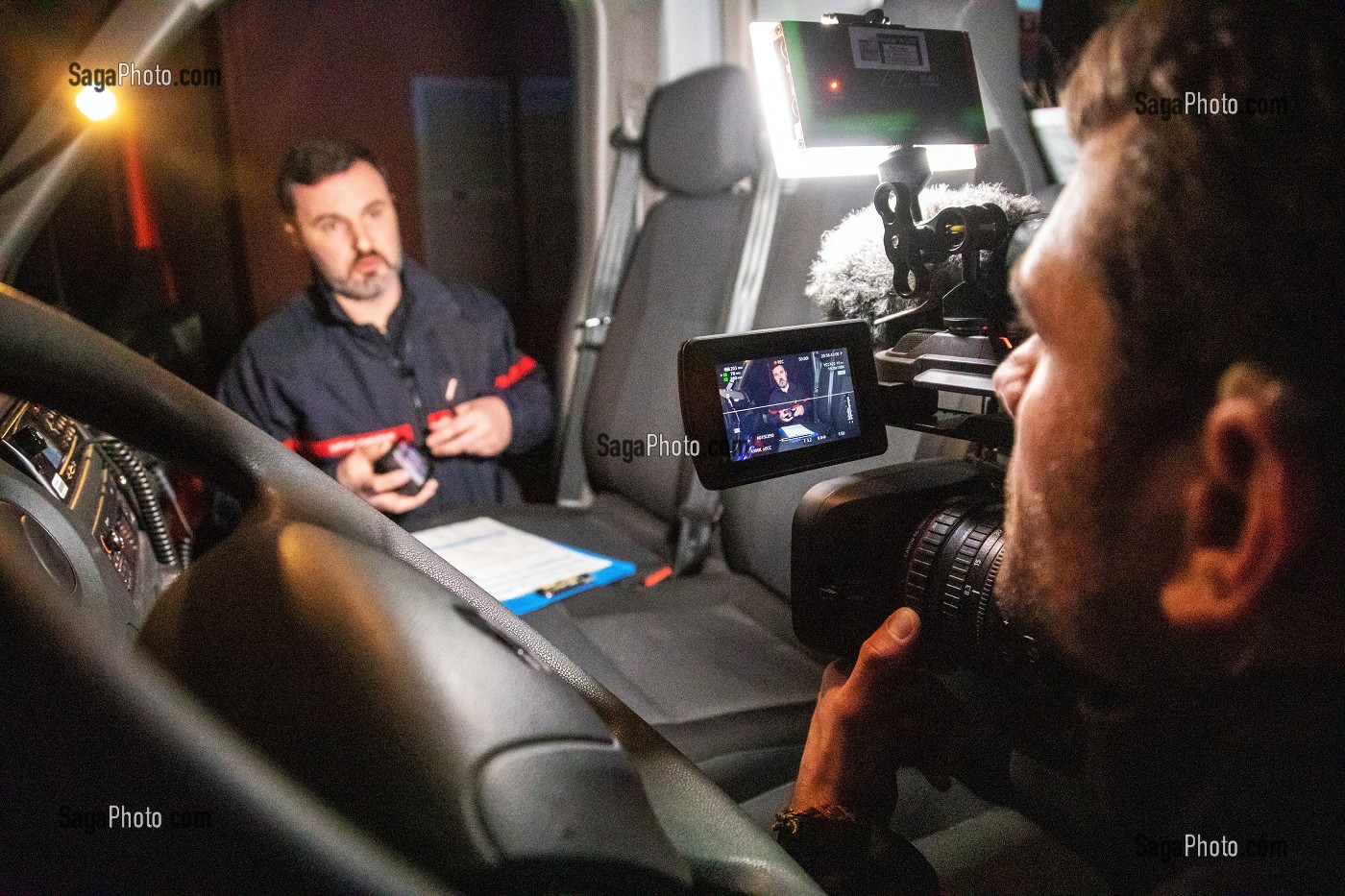 INTERVIEW D'UN SAPEUR-POMPIER PENDANT LE TOURNAGE D'UN DOCUMENTAIRE TELEVISUEL, ENQUETE D'ACTION POUR W9 SUR LES SECOURS DE LA VILLE D'ALENCON (61), FRANCE 