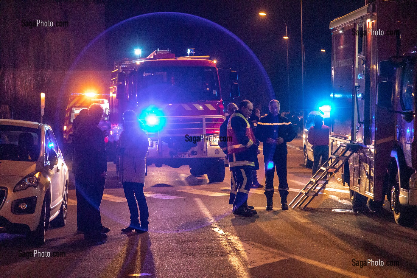 POSTE DE COMMANDEMENT, INTERVENTION DES SAPEURS-POMPIERS POUR LE FEU DU GYMNASE DU COMPLEXE SPORTIF ANDRE JIDOUARD, ARGENTAN (61), FRANCE 