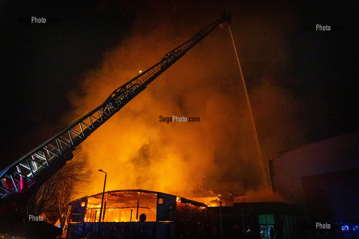 GRANDE ECHELLE EN ACTION, INTERVENTION DES SAPEURS-POMPIERS POUR LE FEU DU GYMNASE DU COMPLEXE SPORTIF ANDRE JIDOUARD, ARGENTAN (61), FRANCE 