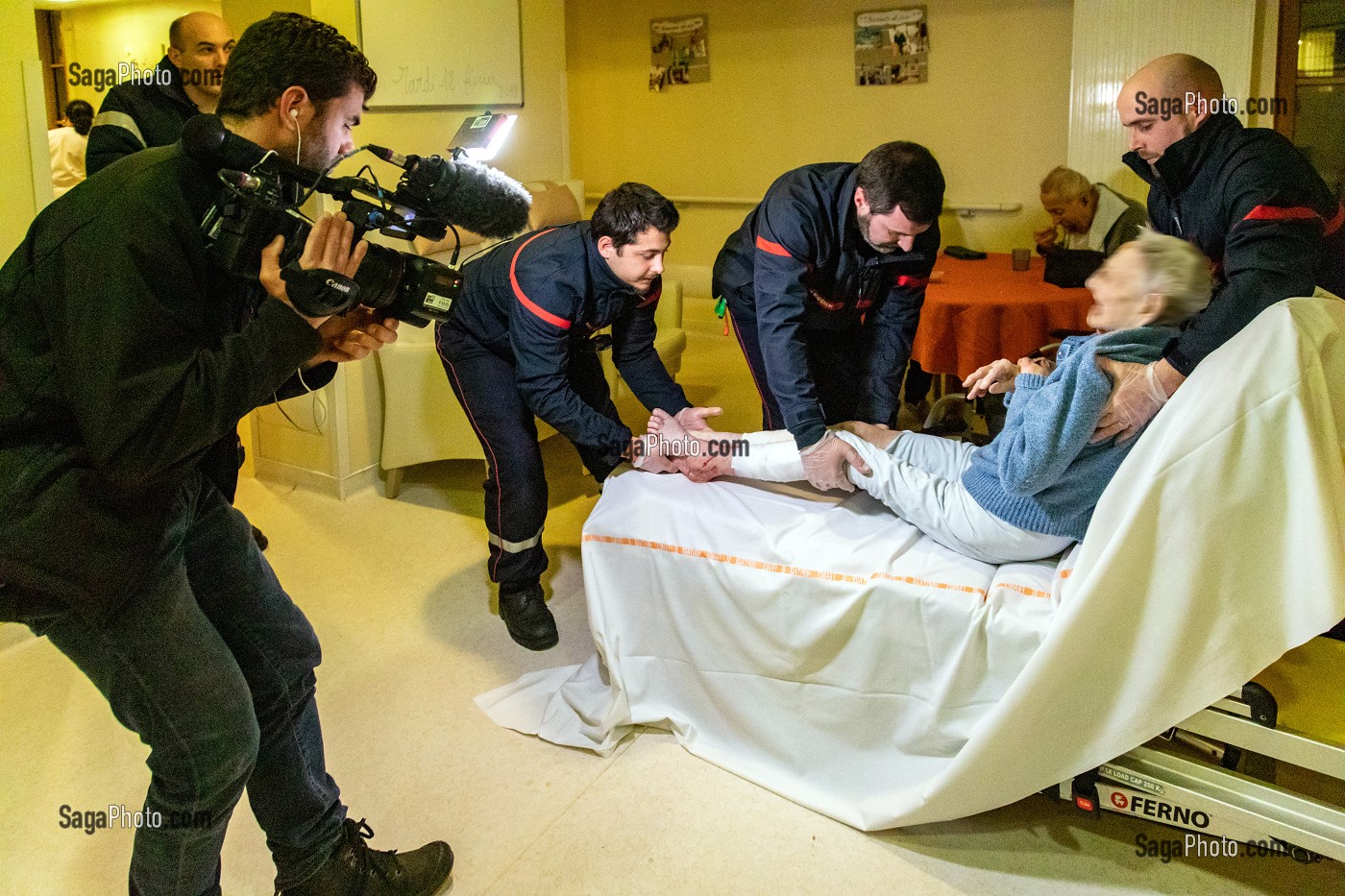 SECOURS D'UNE VIEILLE FEMME DANS UN CENTRE DE RETRAITE, IMMERSION AVEC LES SAPEURS-POMPIERS PENDANT LE TOURNAGE D'UN DOCUMENTAIRE TELEVISUEL, ENQUETE D'ACTION POUR W9 SUR LES SECOURS DE LA VILLE D'ALENCON (61), FRANCE 