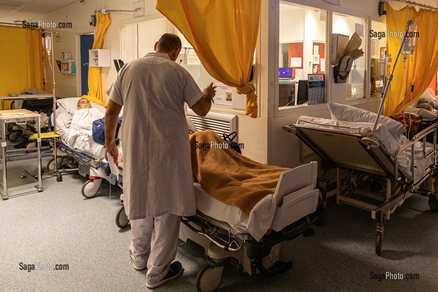 SURCHARGE ET BONDE, LES PATIENTS ATTENDENT DANS LES COULOIRS, SERVICE DES URGENCES DU CENTRE HOSPITALIER INTERCOMMUNAL D'ALENCON-MAMERS, ALENCON (61), FRANCE 