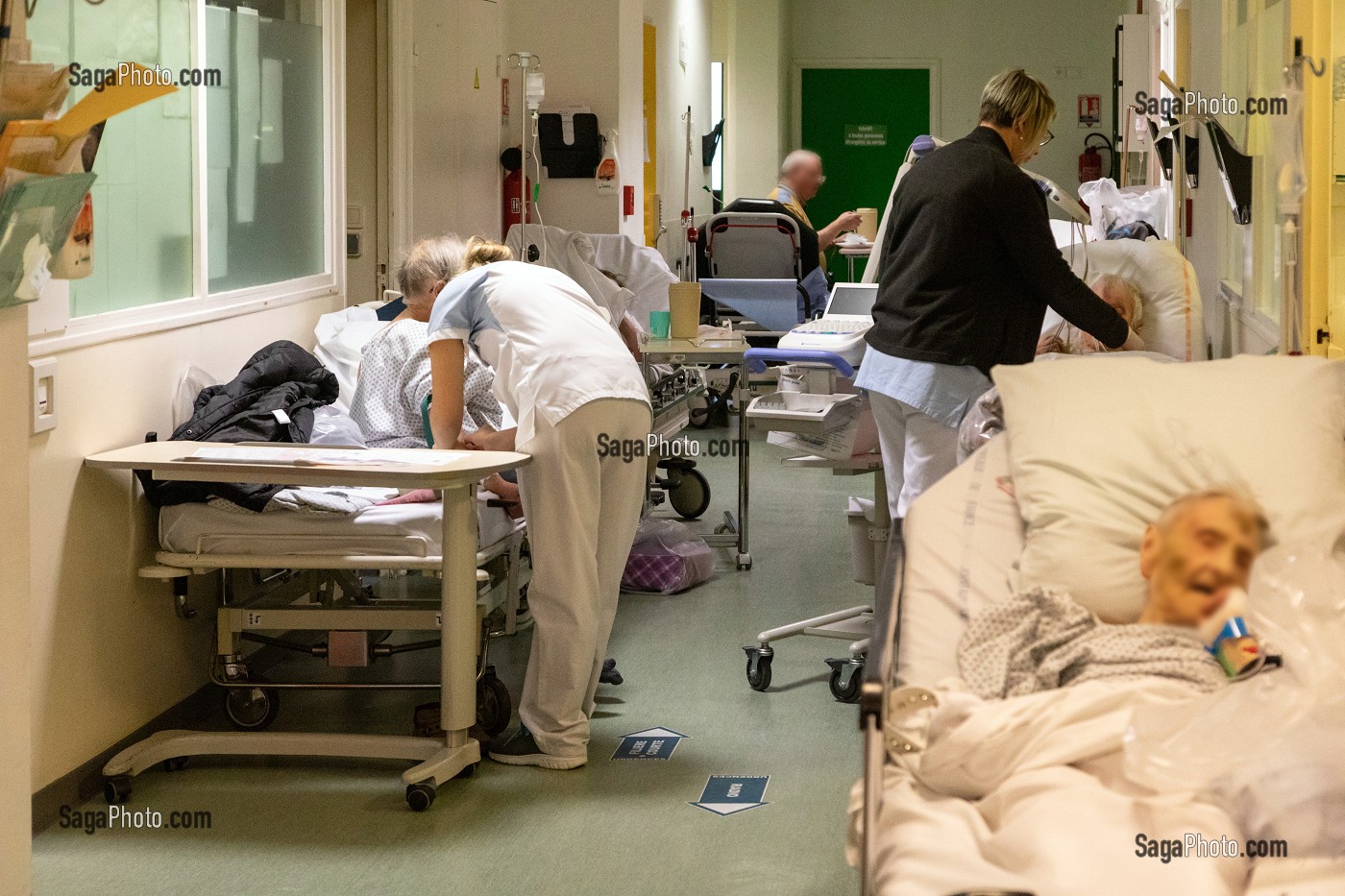 SURCHARGE ET BONDE, LES PATIENTS ATTENDENT DANS LES COULOIRS, SERVICE DES URGENCES DU CENTRE HOSPITALIER INTERCOMMUNAL D'ALENCON-MAMERS, ALENCON (61), FRANCE 