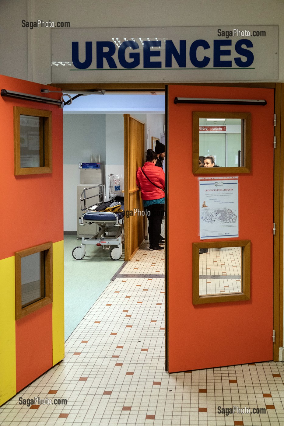ATTENTE AU SERVICE DES URGENCES DU CENTRE HOSPITALIER INTERCOMMUNAL D'ALENCON-MAMERS, ALENCON (61), FRANCE 