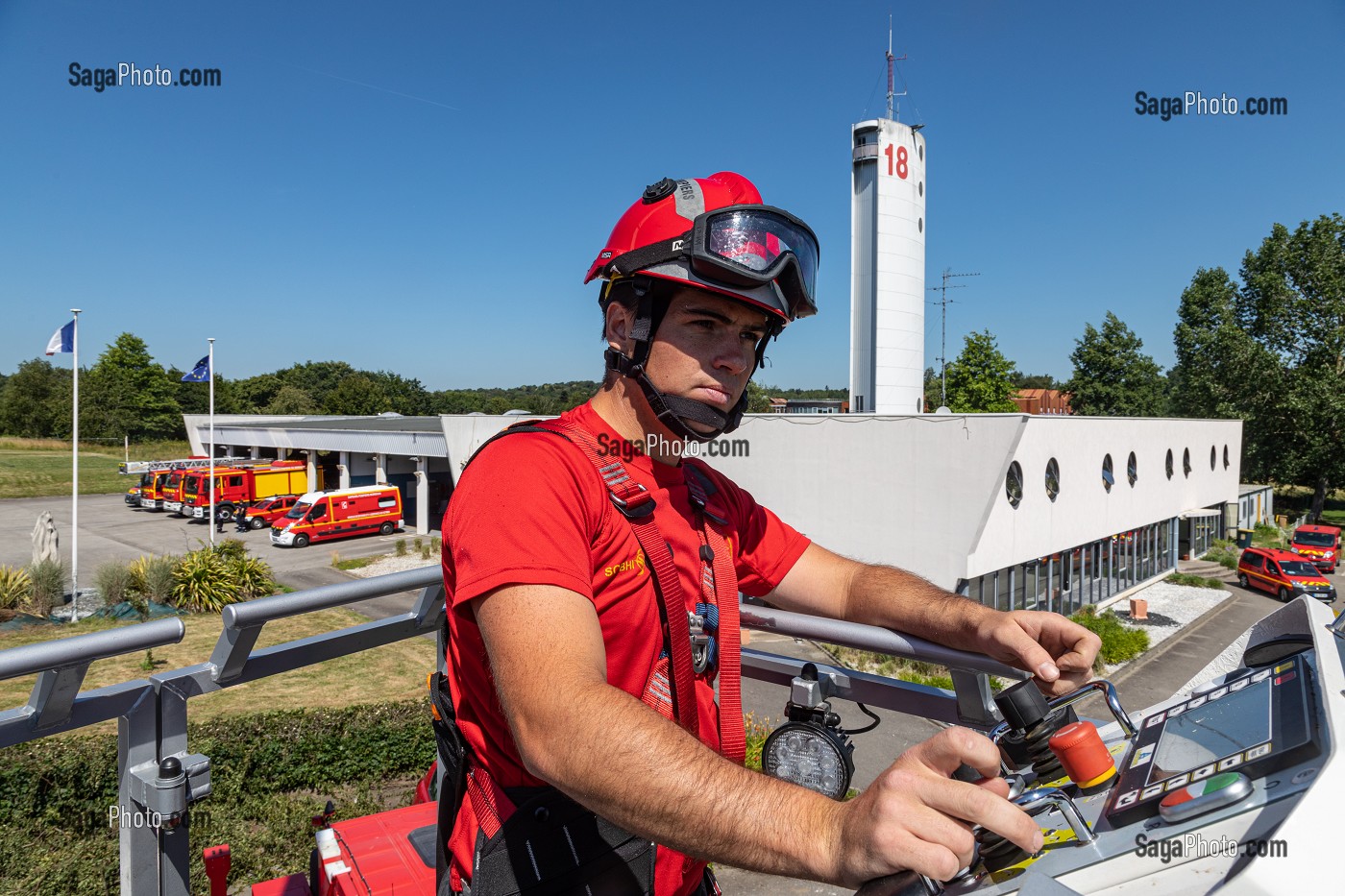 CONDUCTEUR D'ECHELLE DEVANT LA CASERNE, SAPEURS-POMPIERS DU CENTRE D'INTERVENTION ET DE SECOURS DE HENNEBONT, MORBIHAN, FRANCE 