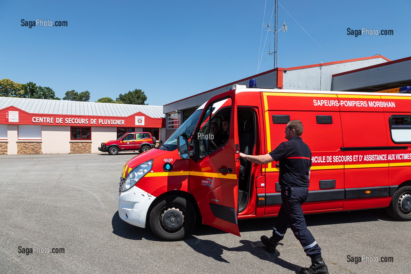 DEPART EN INTERVENTION, CASERNE DES SAPEURS-POMPIERS DU CENTRE D'INTERVENTION ET DE SECOURS DE PLUVIGNER, MORBIHAN, FRANCE 