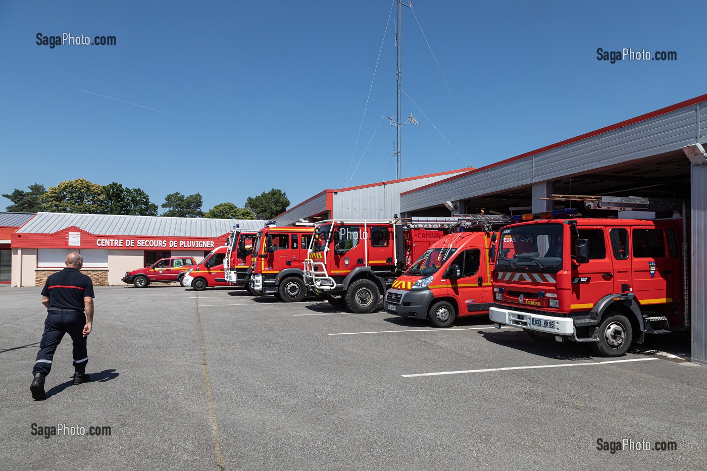 CASERNE DES SAPEURS-POMPIERS DU CENTRE D'INTERVENTION ET DE SECOURS DE PLUVIGNER, MORBIHAN, FRANCE 