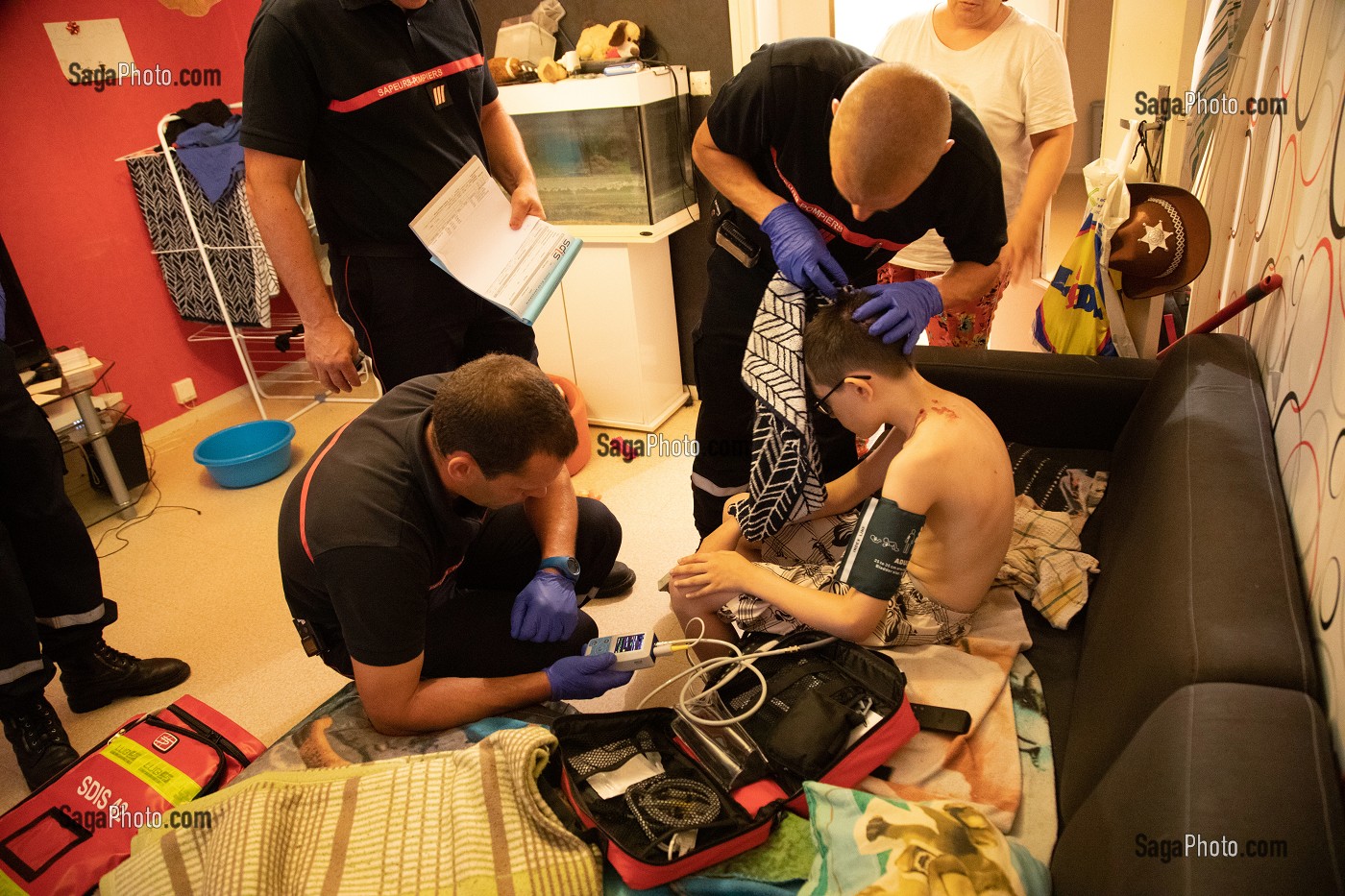 ENFANT BLESSE A LA TETE A DOMICILE, SAPEURS-POMPIERS DU CENTRE D'INTERVENTION ET DE SECOURS DE ROANNE, LOIRE, FRANCE 