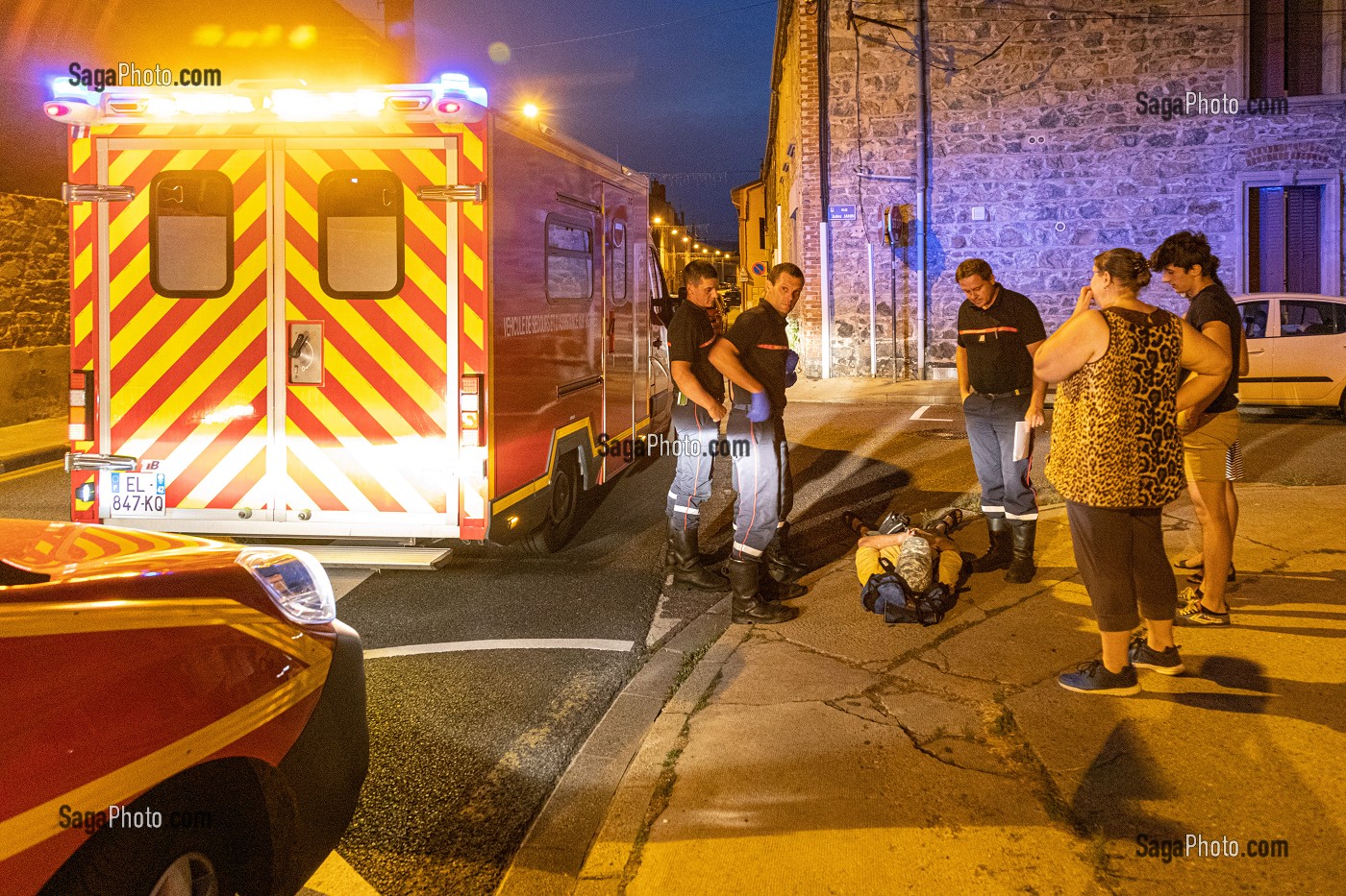 PERSONNE IVRE ALLONGEE SUR LE TROTTOIR, SAPEURS-POMPIERS DU CENTRE D'INTERVENTION ET DE SECOURS DE ROANNE, LOIRE, FRANCE 