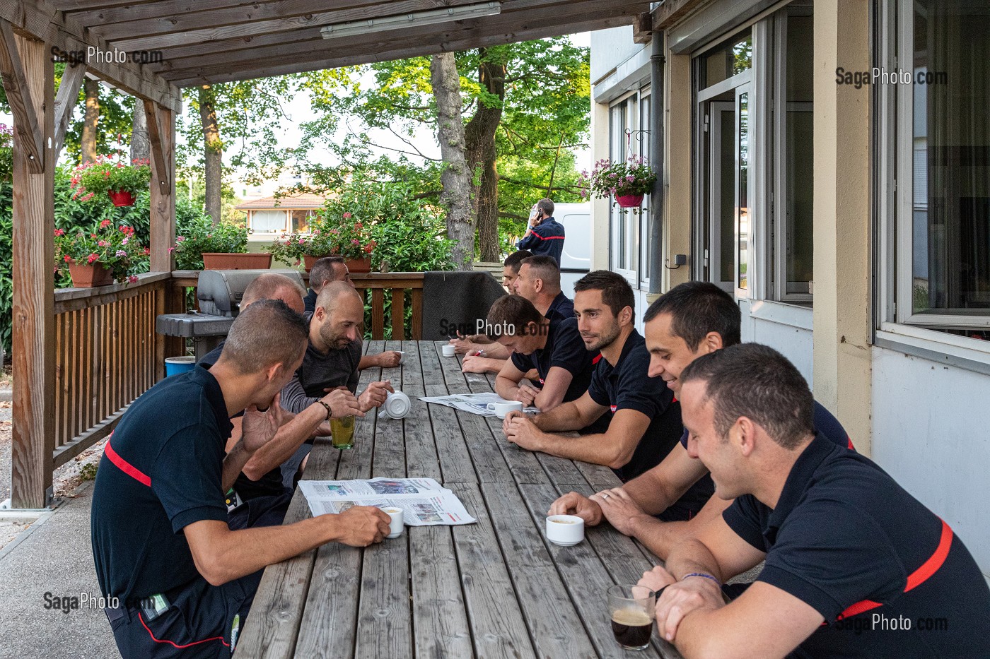 CAFE DU MATIN SOUS LE PATIO, SAPEURS-POMPIERS DU CENTRE D'INTERVENTION ET DE SECOURS DE ROANNE, LOIRE, FRANCE 