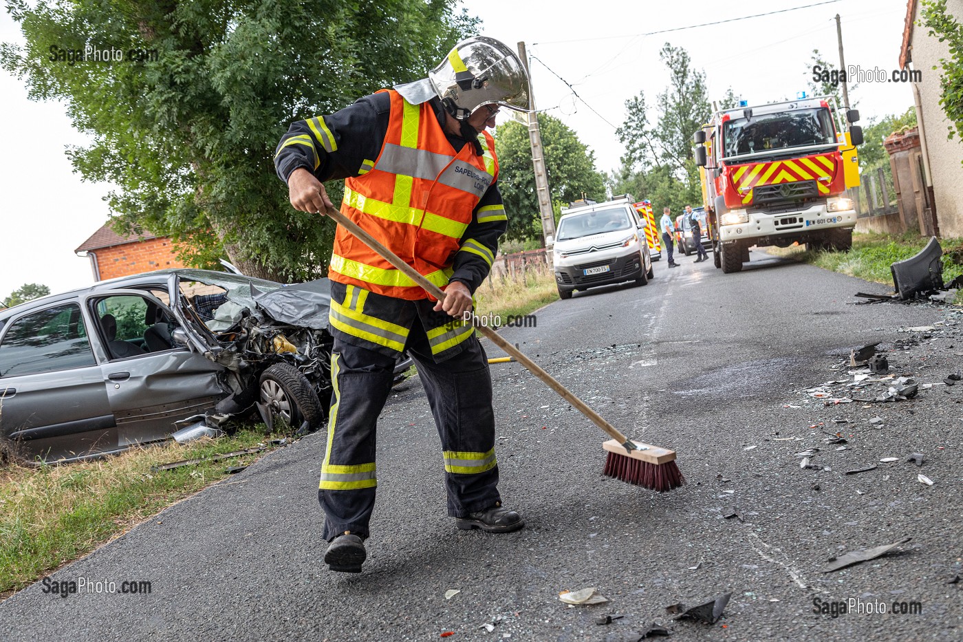 NETTOYAGE DES DEBRIS DE VOITURE SUR LA CHAUSSEE APRES UN ACCIDENT DE LA ROUTE, SAPEURS-POMPIERS DU CENTRE D'INTERVENTION ET DE SECOURS DE ROANNE, LOIRE, FRANCE 