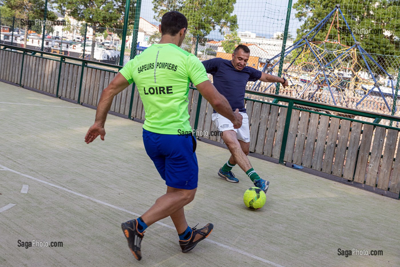 PARTIE DE FOOTBALL SUR LE CITY-STADE, SAPEURS-POMPIERS DU CENTRE D'INTERVENTION ET DE SECOURS DE ROANNE, LOIRE, FRANCE 