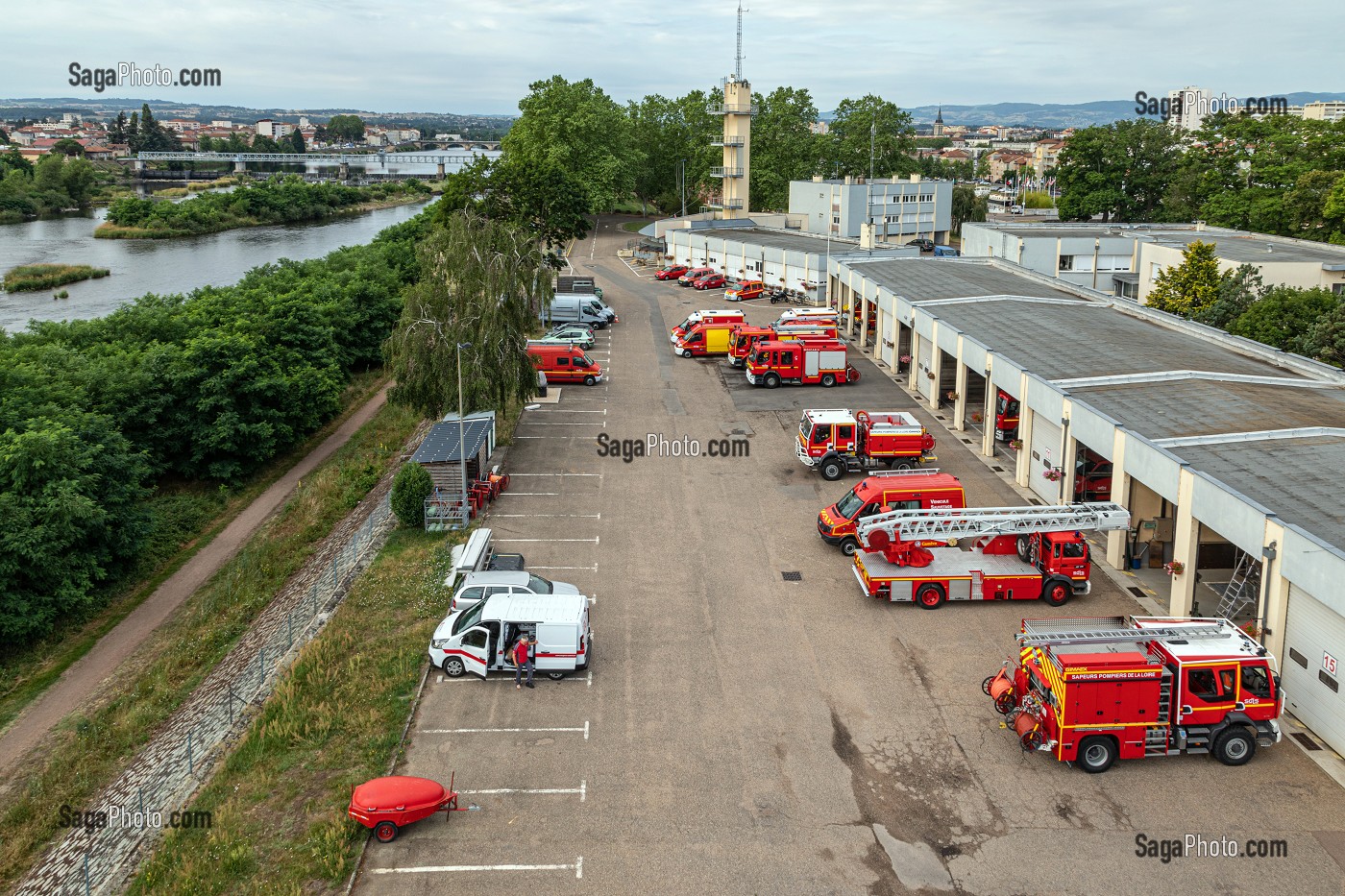 CASERNE DES SAPEURS-POMPIERS DU CENTRE D'INTERVENTION ET DE SECOURS DE ROANNE, LOIRE, FRANCE 