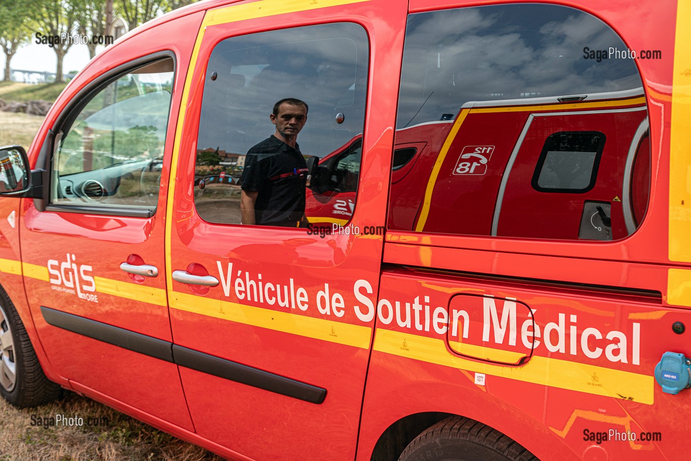 VEHICULE DE SOUTIEN MEDICAL DE L'INFIRMIER POUR LES INTERVENTIONS DE PREMIERE URGENCE, SAPEURS-POMPIERS DU CENTRE D'INTERVENTION ET DE SECOURS DE ROANNE, LOIRE, FRANCE 